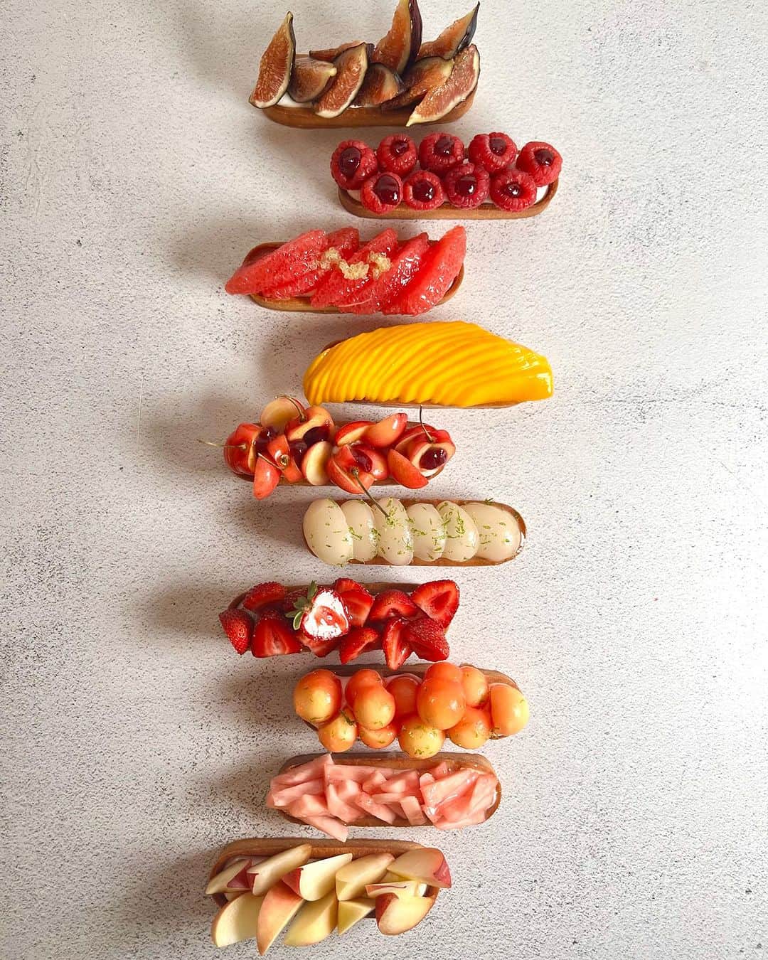 DOMINIQUE ANSEL BAKERYさんのインスタグラム写真 - (DOMINIQUE ANSEL BAKERYInstagram)「NYC! Our Summer Marché collection is BACK in SoHo starting this FRI 7/21 to SUN 8/6. Each year, we transform our entire pastry case into a farmers market full of summer fruit tarts with beautiful  fresh fruits from all around the world. This year’s 10 fruit tarts are: * Washington State White Rainier cherries, cherry jam, rose mascarpone ganache 🍒 * Family Tree Farms donut peach, peach jam, horchata ganache, almond frangipane 🍑 * Harry’s Berries strawberries, strawberry jam, vanilla fior di latte ganache 🍓 * Pink pineapples from Costa Rica, pineapple elderflower jam, honey ganache 🍍 * Red raspberries filled with raspberry jam, pandan ganache 🌱 * Black Mission figs, fig jam, Okinawa black sugar ganache * Champagne mangos, fresh mango jam, Madagascan vanilla riz au lait (rice pudding) 🥭 * Maradol papaya, guava ganache, passionfruit curd, lime zest  * Fresh rambutan, coconut ganache, jasmine ganache, lime zest 🥥 * Bernard Ranches ruby red grapefruit, orange Campari jam, olive oil ganache, finger limes 🍊 See you all in SoHo soon. 😎」7月18日 22時15分 - dominiqueansel