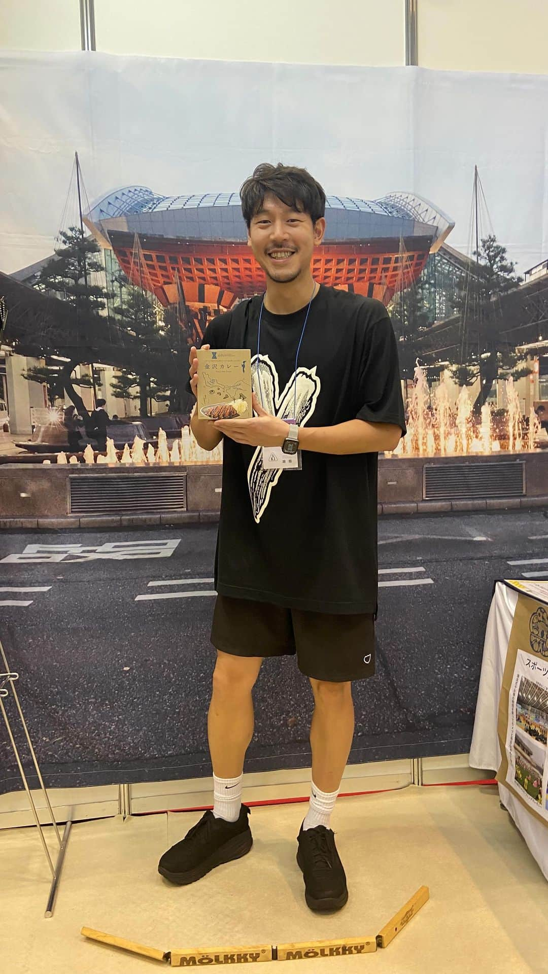 長谷川惠一のインスタグラム：「人生初のモルック✨  まだまだすごくメジャーなスポーツではないけど、芸人のさらば青春の光の森田さんが普及活動をしているスポーツ👏  ずっとYouTubeを観てて、やりたいなぁと思っていたら、偶然出会った😳  そりゃ体験してみるよね🥺  今度はちゃんとプレーしてみたい💪🏼  バスケも面白いけど、この歳から色んなスポーツにチャレンジしてみるのもいいかも🤔  皆さんおすすめのスポーツ教えてください🙋‍♂️  #モルック #スポーツ最高 #さらば青春の光」