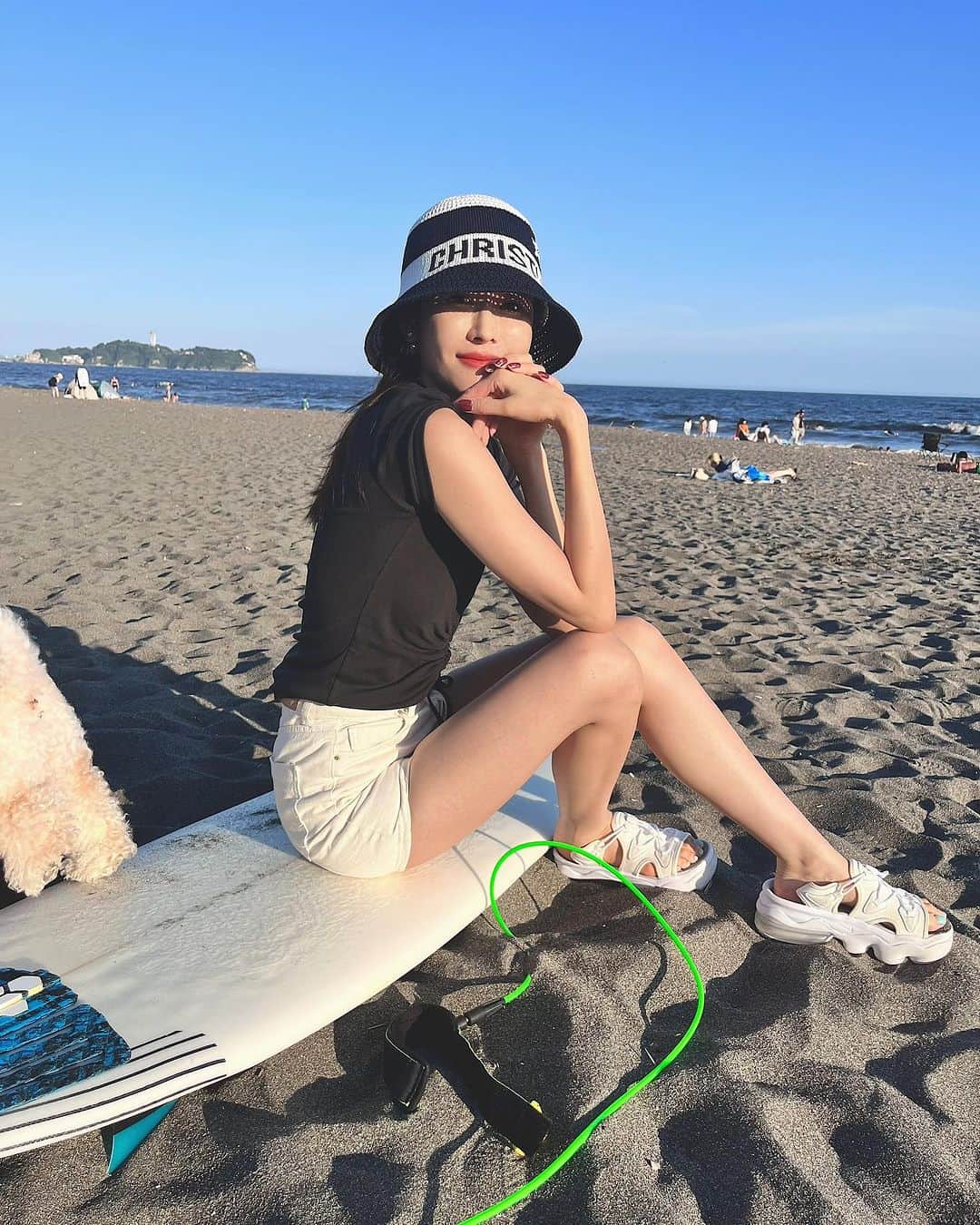 川口優菜のインスタグラム：「. Helllo how was your holiday☺️🧡 I didn’t do as much but felt soo comfy staying with my family the hole time🧡🧡they mean soo much to me😳my super cute kids🐶  三連休はいかがでしたか😳✨ 私達は特に特別なことはしていませんが、 家族で過ごした3日間は気が抜けて心身ともにリラックスできました🙇‍♀️✨  今日は久しぶりに撮影にもいき、 仕事が始まったと身体が驚いてます笑  明日からも頑張りましょう。 我々は再販の準備を🙇‍♀️ #ootd」