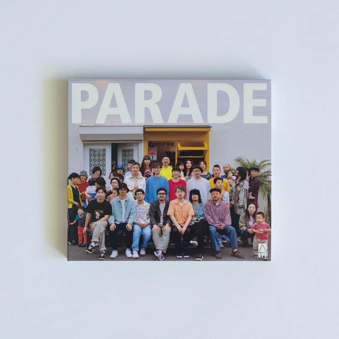 思い出野郎Aチームのインスタグラム：「思い出野郎Aチーム - Parade(CD+ Blu-ray)  本日店頭入荷日です💿 ぜひお手に取ってください！  🔗 http://kakubarhythm.lnk.to/OYAT_Parade  📸廣田達也」