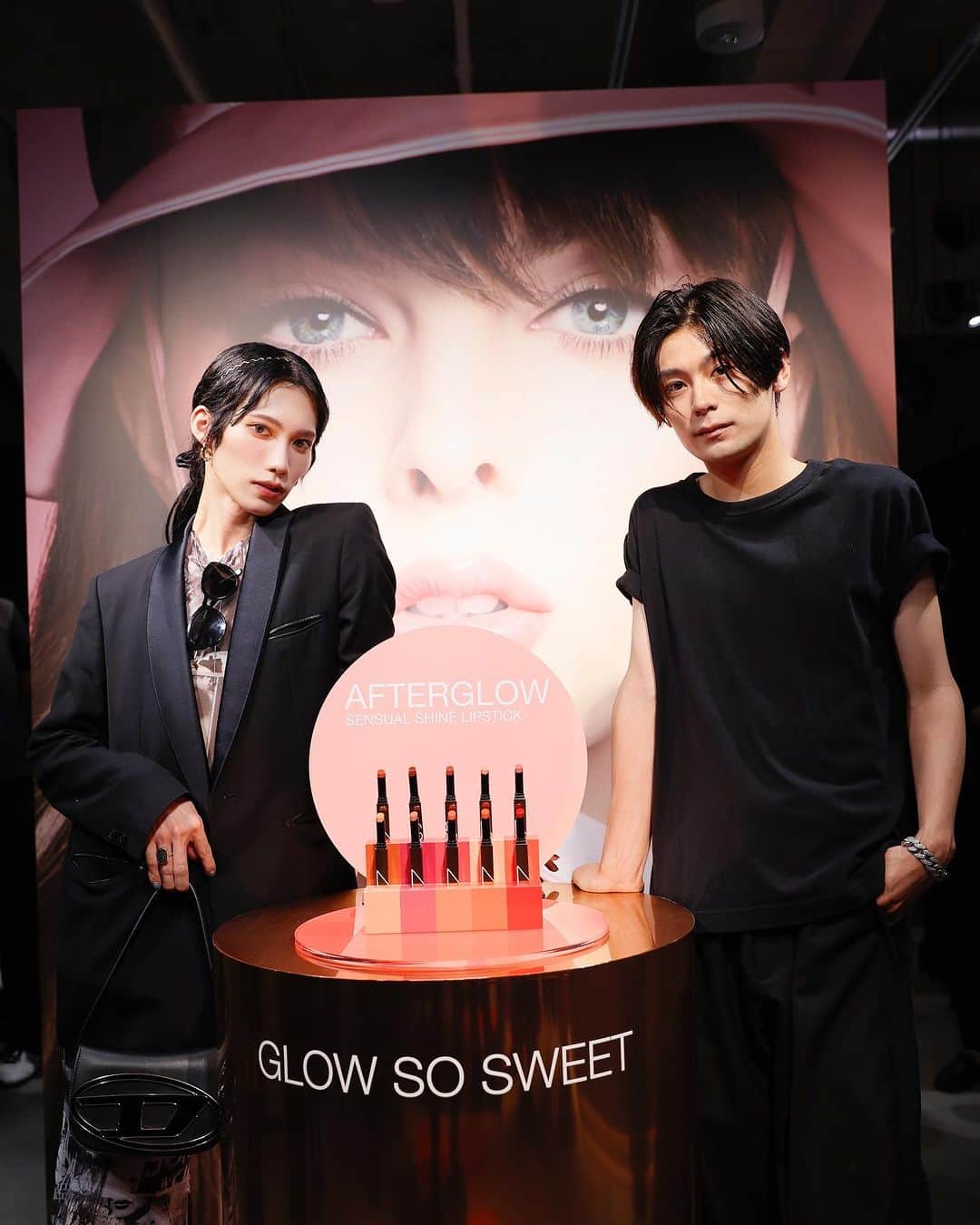 志村禎雄さんのインスタグラム写真 - (志村禎雄Instagram)「@narscosmeticsjapan  さんから だおの誕生日である 7/21 に 新しく 発売される「THE AFTERGLOW COLLECTION」のローンチパーティーへひとあしお先にお邪魔してきました·͜· ♡  だおは 888番(ほんのり薄ピンクで普段使いしやすい色味) と 223番( 赤味が強くしっかりした発色) を試したけどどちらも好みの色味でこれからのメイクの仲間入り出来たこと凄く嬉しく思います！😍😍   そして普段チークとかしないけど ラベンダー色で透明感を更に引き立たせてくれるアイテムもGETしたのでこれから使うのが楽しみです.ᐟ‪.ᐟ   @taiki_jp  くんご招待今回もありがとうございました·͜· ♡  よしもいつもありがとう！まさかの キスハグ時代から応援してくれてた子も 声掛けてくれて嬉しかったですありがとう·͜· ︎︎  #NARSGlow #ナーズアフターグロー #ナーズ」7月18日 22時24分 - s.dao_