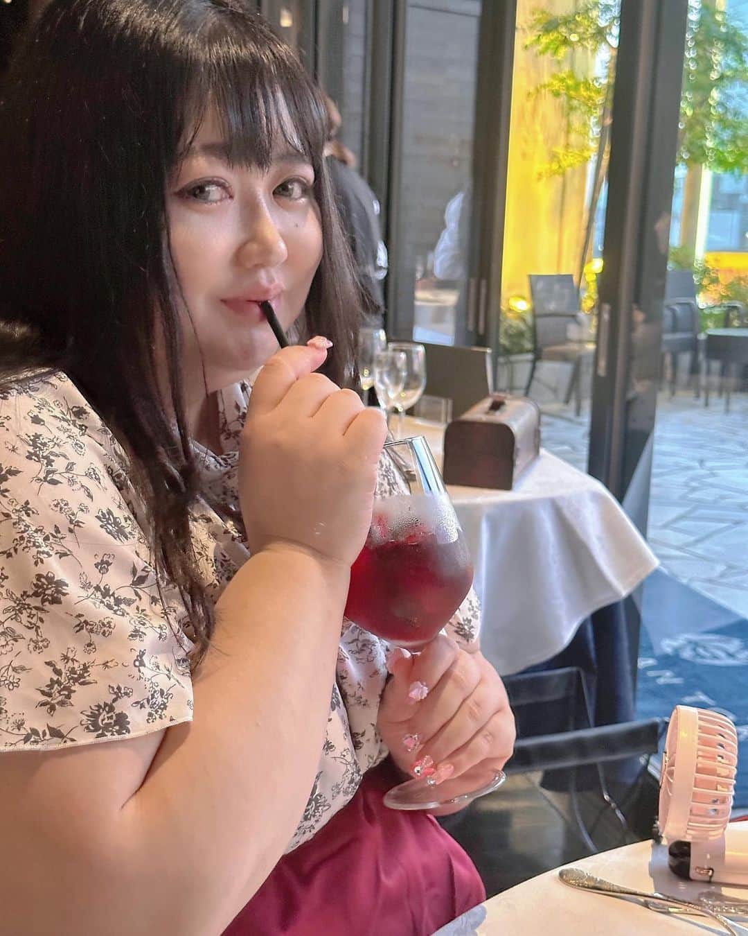 えみっくすのインスタグラム：「いつもお世話になってるアンリミットさんで乳酸菌ピーリングした💗毎日肌ケアがんばってるけど、サロンでスペシャルしてもらってるとリラックスできて心もケアされてる気分(ᐡ ෆ  ̫ ෆ ᐡ)もちろん肌のトーン上がって鎮静された気がする❣️肌が綺麗だと接近戦強くなるから嬉しい૮ o̴̶̷᷄ ·̫ o̴̶̷̥᷅ ა  @unelimit_manaka  @unelimit_official   #アンリミット #クリスティーナ #ハーブピーリング #カーボキシー #ハリウッドブロウリフト #血流からアプローチ  #ぽっちゃり #ぽっちゃり女子 #ぽっちゃり #ぽっちゃりさんと繋がりたい #ぽっちゃり大人女子 #ぽっちゃりモデル #ぽっちゃり女子と繋がりたい #プラスサイズ #plussize #curvy #curvygirl #肌管理 #肌ケア #美肌 #美肌ケア #美容 #美容好きな人と繋がりたい #ミスiD2022  #통통녀코디  #통통하다  #통통  #beauty  #肌管理サロン  #中目黒  #綺麗になりたい」