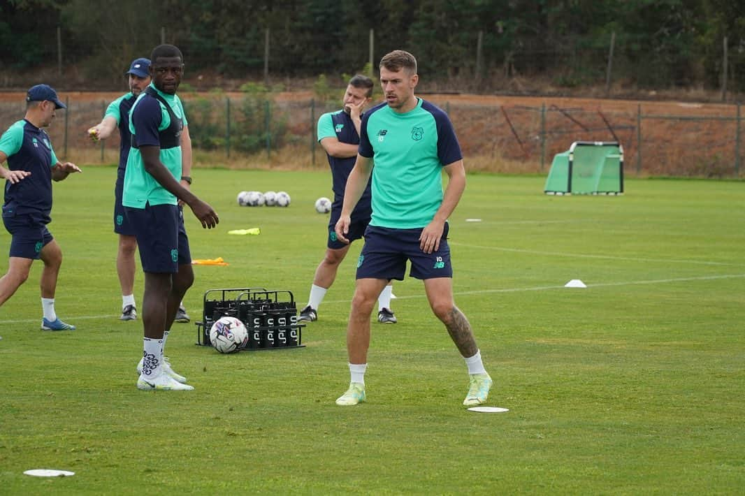 アーロン・ラムジーのインスタグラム：「Back at it 💪🏼 @cardiffcityfc」