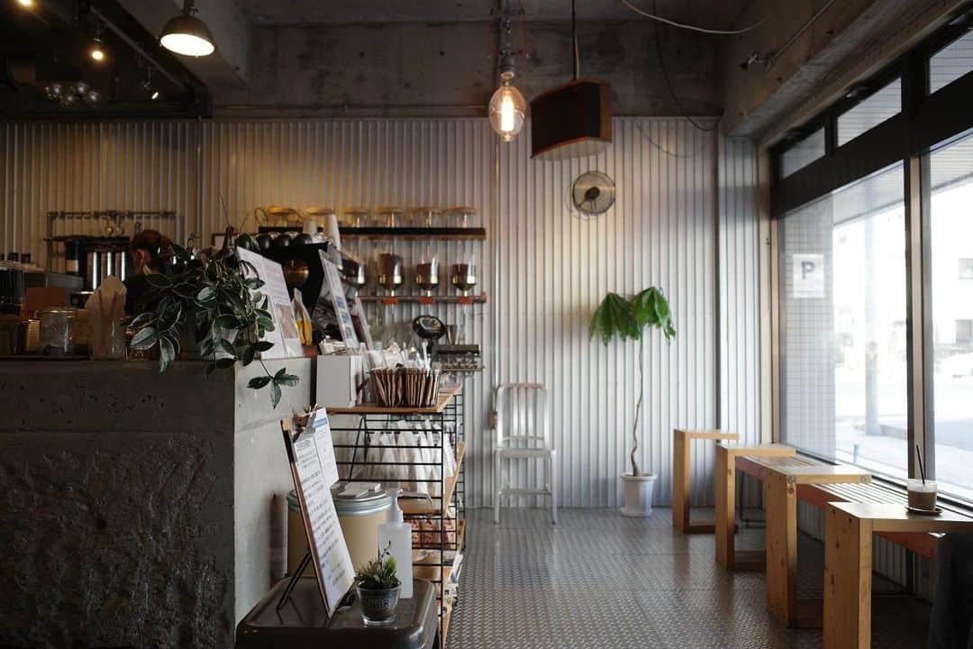 石井輝明さんのインスタグラム写真 - (石井輝明Instagram)「鹿児島、鹿児島市。 コーヒーがとても美味しかった。 シンプルな内装も良かった。  単独チケット買っていただいた皆様、ありがとうございます。 嬉しいかぎりです。 頑張ります。 そして改名も。 徐々に慣れていってください。  #bluebeansroastery #cafe #coffee #カフェ #コーヒー #喫茶店 #鹿児島カフェ #鹿児島市カフェ #カフェ芸人」7月18日 22時25分 - comandanteishii