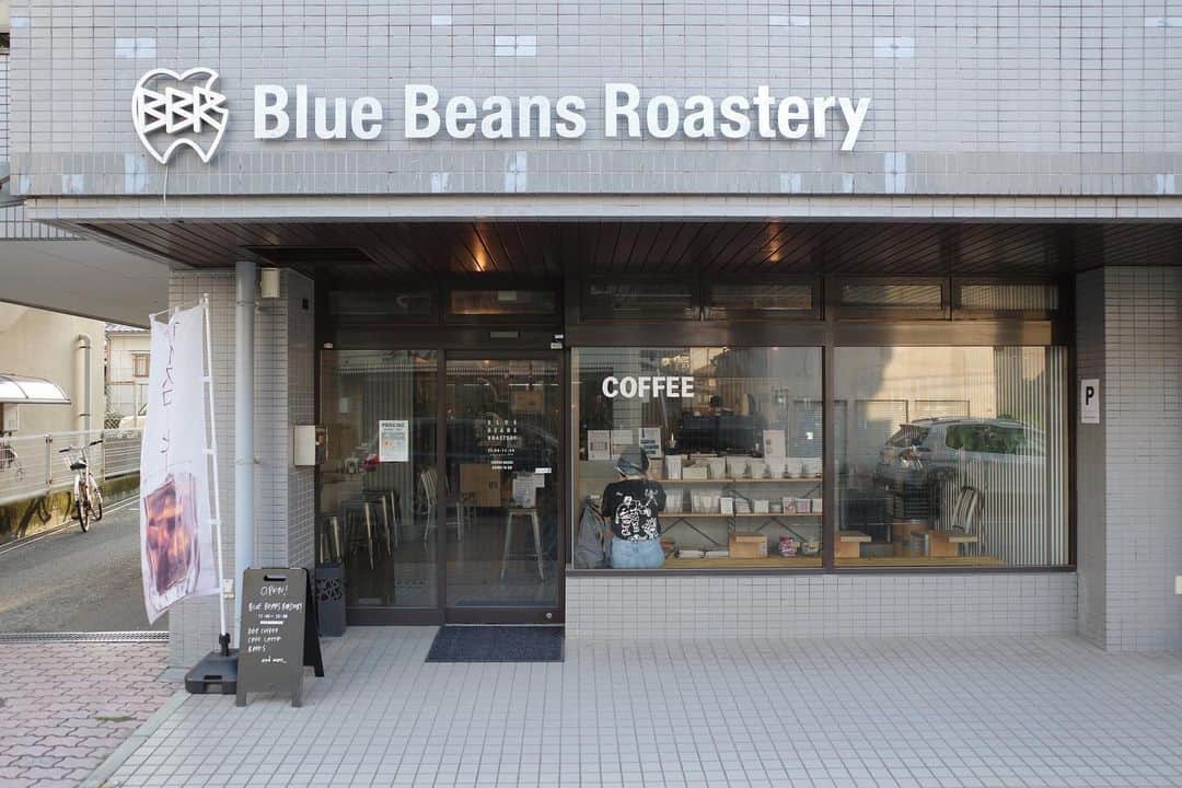 石井輝明さんのインスタグラム写真 - (石井輝明Instagram)「鹿児島、鹿児島市。 コーヒーがとても美味しかった。 シンプルな内装も良かった。  単独チケット買っていただいた皆様、ありがとうございます。 嬉しいかぎりです。 頑張ります。 そして改名も。 徐々に慣れていってください。  #bluebeansroastery #cafe #coffee #カフェ #コーヒー #喫茶店 #鹿児島カフェ #鹿児島市カフェ #カフェ芸人」7月18日 22時25分 - comandanteishii