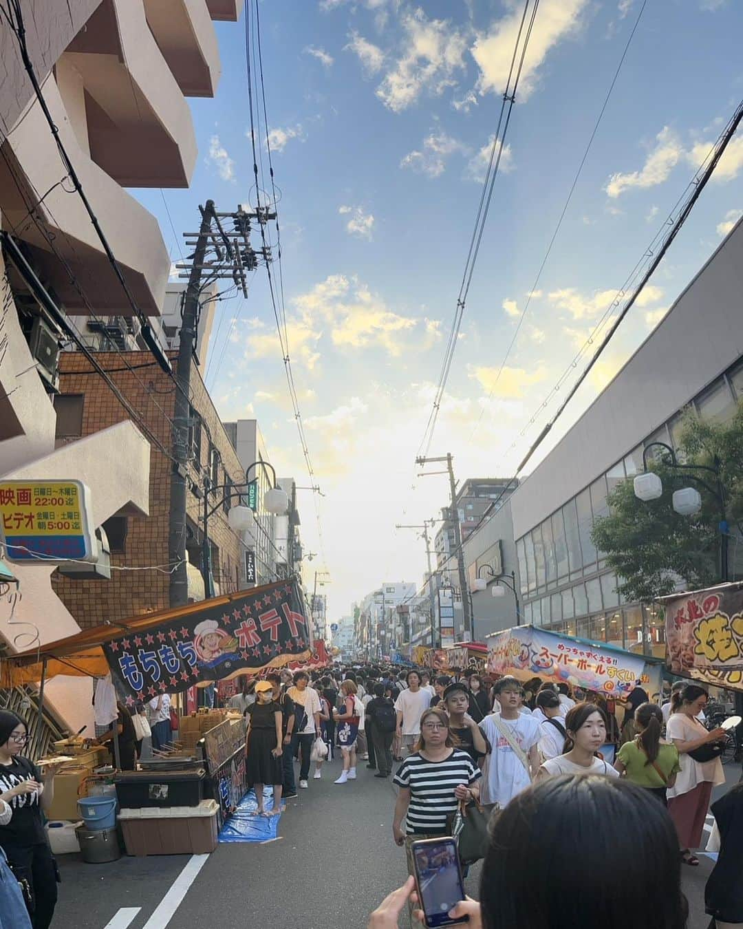 繁田梨世のインスタグラム：「大阪の三代夏祭りといわれている生國魂祭に初めて行ってきました🏮  . . すっごい数の屋台が出ていて、はしまきにパインにベビーカステラ食べてゲームもして楽しみました😏  . . こども太鼓も別の日に見れて「暑い中頑張ってるな」と感心🥺 . 毎年色んなお祭りに行けてて夏が来たなと感じる瞬間でした🪀  . . #大阪三代まつり#生國魂祭#屋台#めっちゃ出てた#ゲームも#はしまき#食べがち」