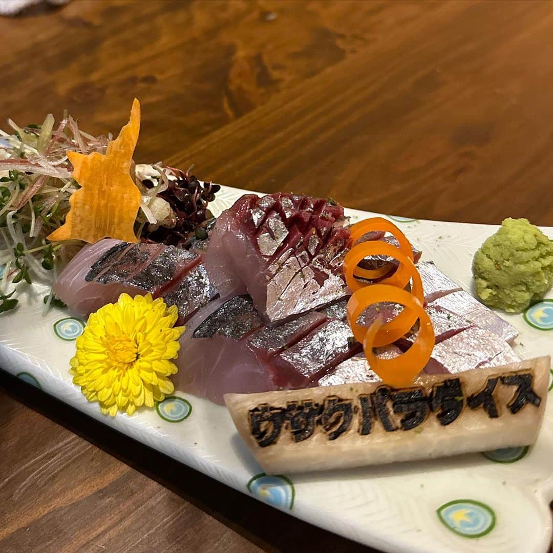 Mika Jimboさんのインスタグラム写真 - (Mika JimboInstagram)「【沖縄で美味しいお魚🐟】  🐟 @usaku.paradise  📍 Okinawa/Naha  沖縄の那覇国際通りすぐのところで食べれる美味しいお魚料理屋さん🍣沖縄でこんなに美味しいお魚食べられんだ‼️ってびっくり👀❤️  お寿司も美味しいし、 海老のユッケ？が本当に美味しくて絶対に食べてほしいよねー🤤❤️  沖縄でおすすめの和食料理屋さん🐟🍣  #沖縄#沖縄グルメ#沖縄ごはん#沖縄旅行 #沖縄観光 #沖縄観光 #沖縄のうまいメシシリーズ #うさく#那覇グルメ#那覇ごはん#那覇居酒屋 #国際通り #国際通りグルメ #国際通りごはん」7月18日 22時17分 - mikajimbox