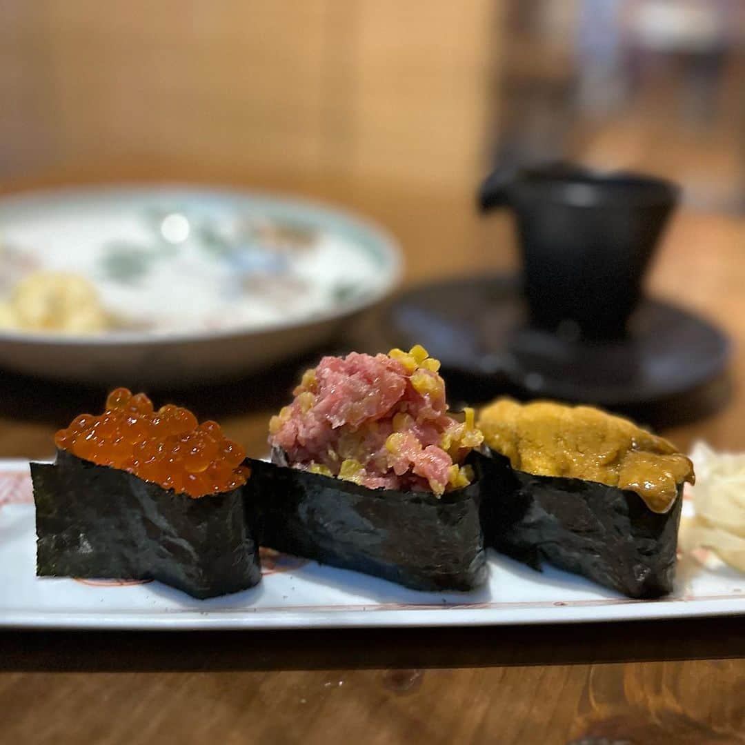 Mika Jimboさんのインスタグラム写真 - (Mika JimboInstagram)「【沖縄で美味しいお魚🐟】  🐟 @usaku.paradise  📍 Okinawa/Naha  沖縄の那覇国際通りすぐのところで食べれる美味しいお魚料理屋さん🍣沖縄でこんなに美味しいお魚食べられんだ‼️ってびっくり👀❤️  お寿司も美味しいし、 海老のユッケ？が本当に美味しくて絶対に食べてほしいよねー🤤❤️  沖縄でおすすめの和食料理屋さん🐟🍣  #沖縄#沖縄グルメ#沖縄ごはん#沖縄旅行 #沖縄観光 #沖縄観光 #沖縄のうまいメシシリーズ #うさく#那覇グルメ#那覇ごはん#那覇居酒屋 #国際通り #国際通りグルメ #国際通りごはん」7月18日 22時17分 - mikajimbox
