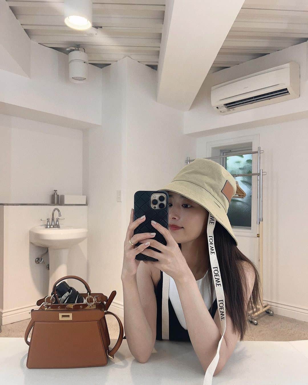 近藤千尋のインスタグラム：「今日も暑すぎたねぇ☀️  そして。。。🩼 ひーぼぉくんライブ中に 靭帯損傷🏥してしまい 昨日から松葉杖生活です🥲 痛かっただろうに最後までよく頑張った🥲 こんな時こそ家族パワー‼️で乗り越えよう✊ おんぶ出来るように鍛えないと🫶🏻❤️笑  しばらく送迎🚗頑張ります！笑  みんなも怪我には気をつけてね🙇‍♀️  🦎🩷」