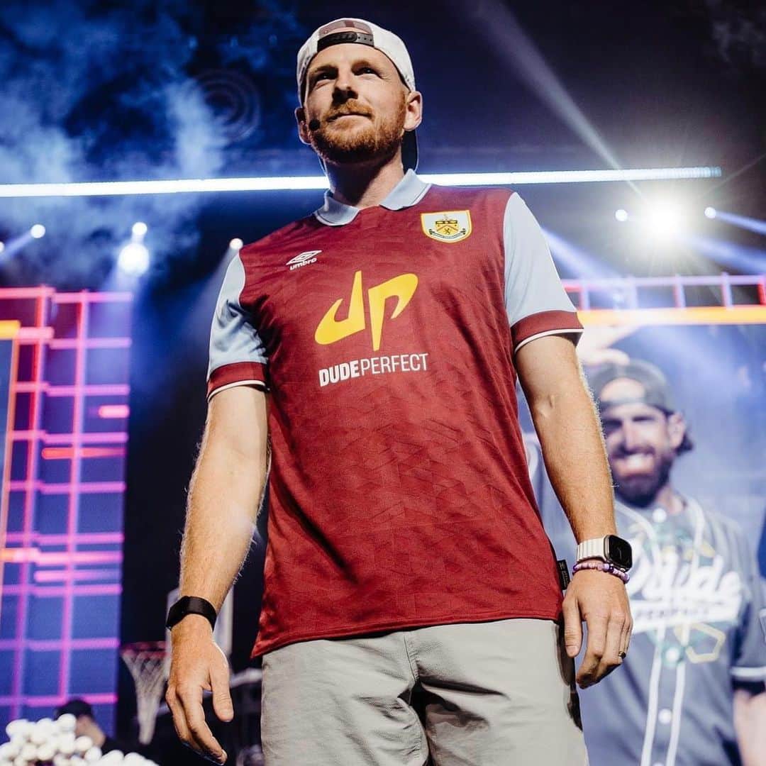 Dude Perfectのインスタグラム：「Claret and Blue PandaMonium 🤩  #BurnleyFC #DudePerfect #PremierLeague #PandaMoniumTour」