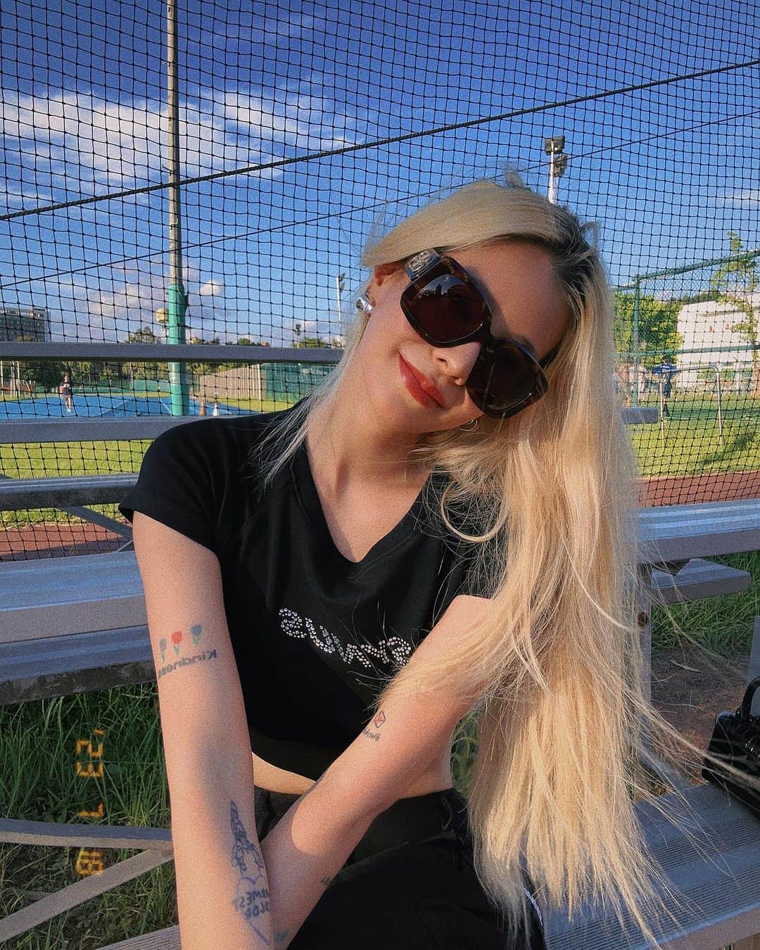 林咖安（Lyla）のインスタグラム：「#summervibes #ootd  其實我被🐝蟄的那個洞到現在都沒好  左手有個凸起來小紅點 雖然按下去不會痛🥲 不過只要吃到髒的食物或是碰到髒東西 那個傷口周圍就會超爆癢💔  （ 目前無解，有看醫生也沒有🐝的針殘留。）  現在走在路上都會有被害妄想症😂 只要靠近有花有樹的地方 都會覺得下一秒一定會被🐝衝撞💣  BTW  明天有新的工裝褲 建議大家買大一號穿起來比較好看🫶🏼🤎  @synusxconcept   #喜歡中低腰可以買原本尺寸 #喜歡真的低腰可以買大一個size」