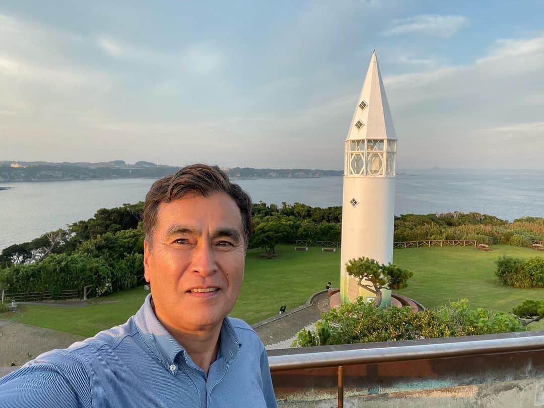 のインスタグラム：「神奈川県城ヶ島の安房埼灯台。今日の東京の最高気温は37度だけど、三浦市の最高気温は33度。やっぱり海辺は涼しい？ 猛暑の下、我が故郷、逗子から三浦海岸までサイコロを振ってバスに乗って、焼肉屋を探す旅。もう、ワケがわからん。でも、夕暮れ時の岬に無事到着できました。 夕日に照らされた僕の顔、少しはほっそりしたかな？」