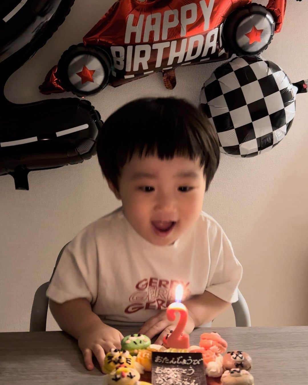 塚本いづみのインスタグラム：「. Happy birthday 🚗 これからもやんちゃ坊主でいいから、ただ元気におっきく育ってね！  ✌🏼はできないから☝🏼と☝🏼で2歳。♡」