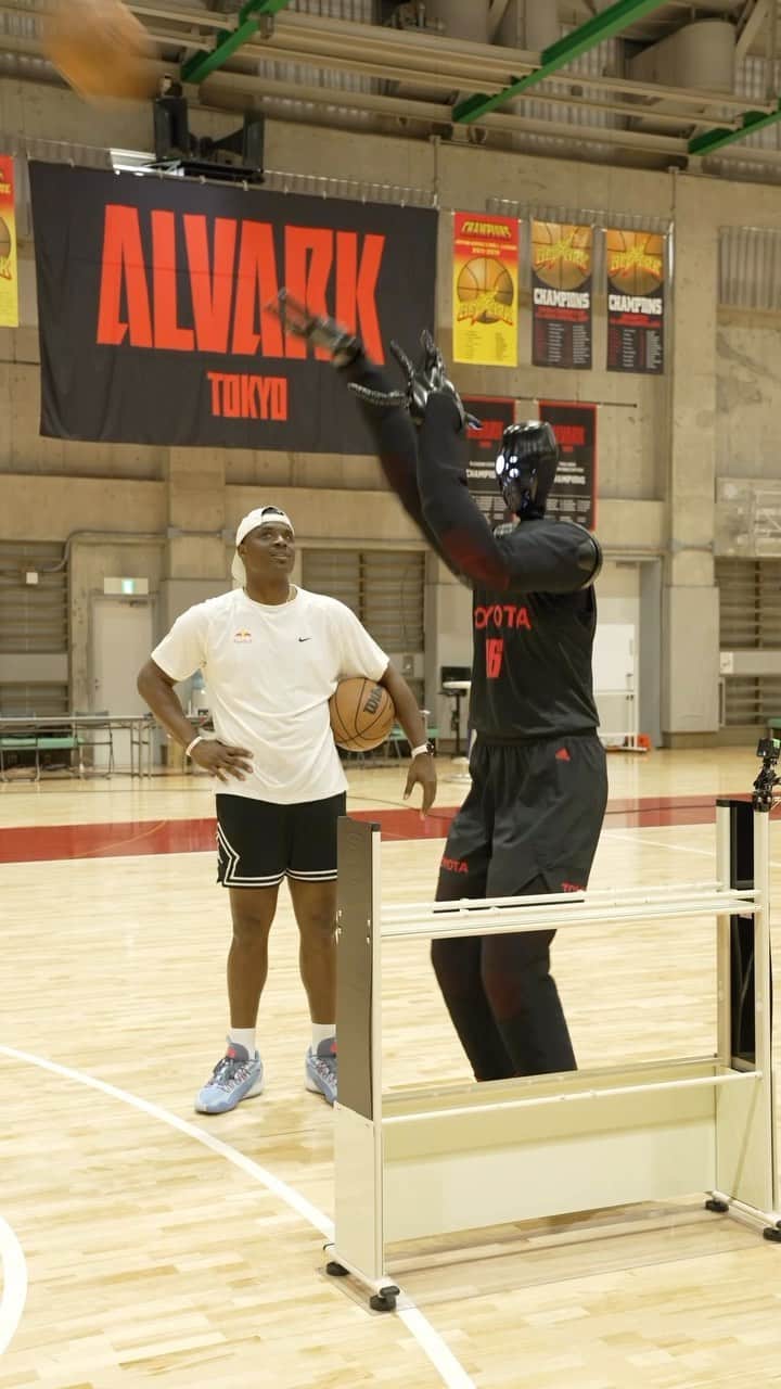 レッドブルのインスタグラム：「@lethalshooter or Robot... when you’re considered one of the best shooters, you test your skills with a ROBOT that was built to win 😏  #redbull #givesyouwiiings #basketball #hoops #technology」