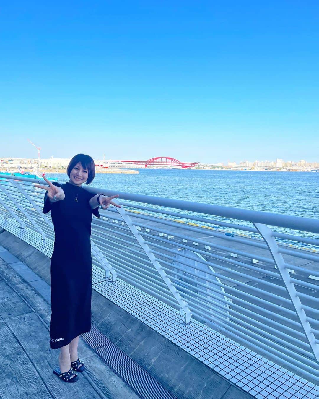 蜷川べにさんのインスタグラム写真 - (蜷川べにInstagram)「たった数時間の神戸滞在でしたが修理中のポートタワーを背に写真撮ったり海見たりして満喫してきました。⁡ ⁡⁡ ⁡#蜷川べに #津軽三味線 #和楽器バンド #ninagawabeni #神戸港 ⁡ #ポートタワー」7月18日 22時27分 - ninagawabeni