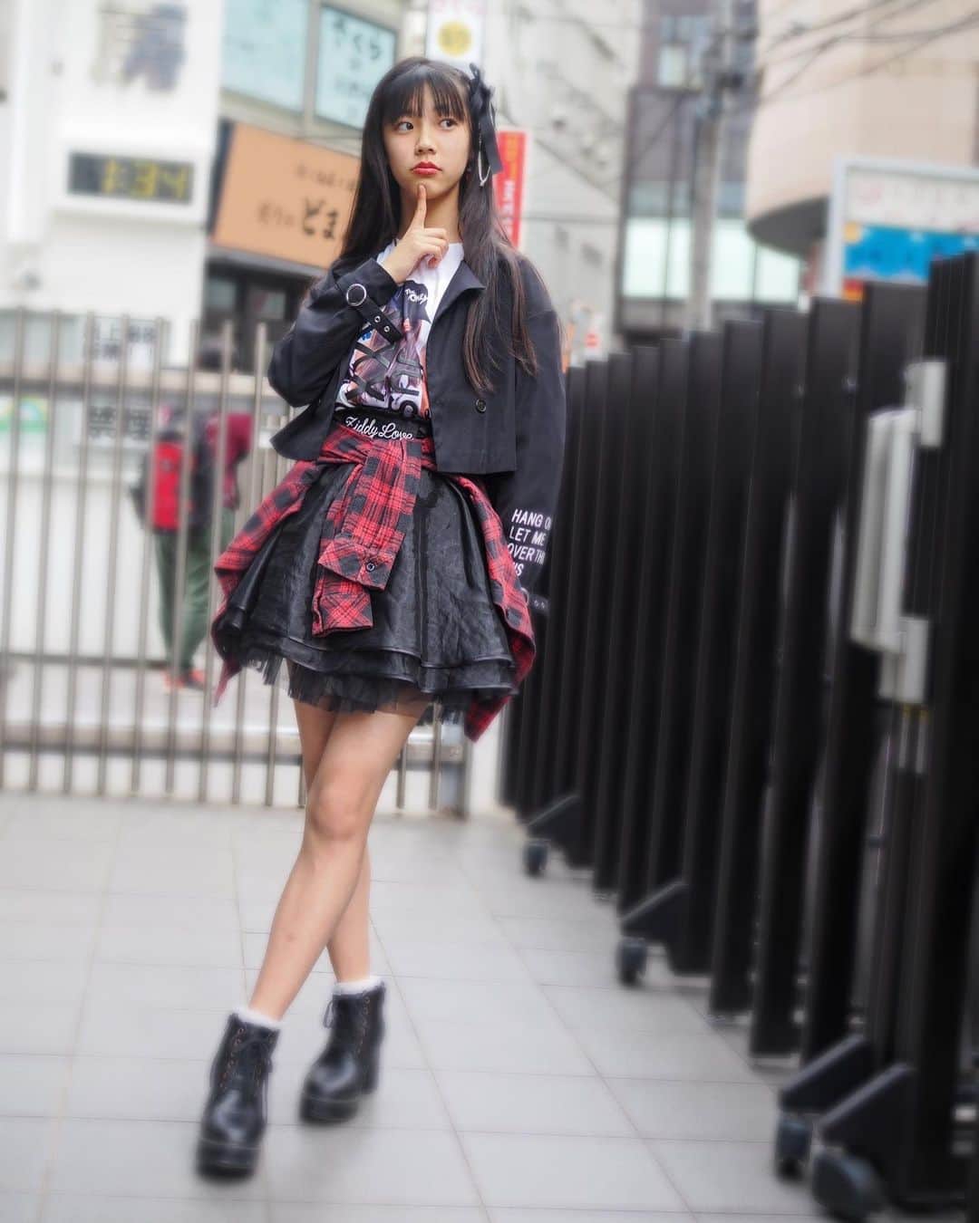 北島澪のインスタグラム：「【いいね！お願いします】  japankidsfashionweekでのインスタイベント「マイコーデコンテスト」に参加してます💚  第3弾のテーマは「ストリートファッション(Street fashion)」❣  ️赤のギンガムチェックが差し色に🥰  #jkfwマイコーデ #キッズモデル #インスタキッズ #jkfw #japankidsfashionWeek #streetfashion   #ストリートファッション   #ストリートコーデ   #Repost @japankidsfashionweek with @use.repost ・・・ JKFW2023では週に一回、おしゃれキーワードを公式Instagramアカウトにて公表してます‼️  第三弾テーマは「ストリートファッション(Street fashion)」❣️  あなたのイメージする「ストリートファッション」は何ですか？  「ストリートファッションはランウェイでスポットライトを浴び、都会的なスタイルと個性的な表現のユニークな融合を披露します。ストリートからキャットウォークまで、このファッション現象はそのエフォートレスでありながら独特の美学で魅了します。」  「Street fashion takes the spotlight on the runway, showcasing its unique blend of urban style and individual expression. From the streets to the catwalk, this fashion phenomenon captivates with its effortless yet distinct aesthetic.」  Show me your Coordination!  ＜投稿条件＞ 集計対象SNS：Instagram、Tiktok（抖音）、Wechat(微信)  集計対象ハッシュタグ：#JKFWマイコーデ、#キッズモデル、#インスタキッズ  必ず３つのハッシュタグを付けて投稿してください。 条件を満たす投稿の”いいね”数を8/5終了時点で集計します。  ＜Submission requirements＞  SNS: Instagram, Tiktok (抖音), Wechat (微信). Hashtags(must be added): #JKFWマイコーデ、#キッズモデル、#インスタキッズ  Please make sure your post had all three hashtags.  The number of "likes" for posts that meet the requirements will be counted as a bonus score by the end of August 5th.  #jkfwマイコーデ #キッズモデル #インスタキッズ #jkfw #japankidsfashionWeek #streetfashion」
