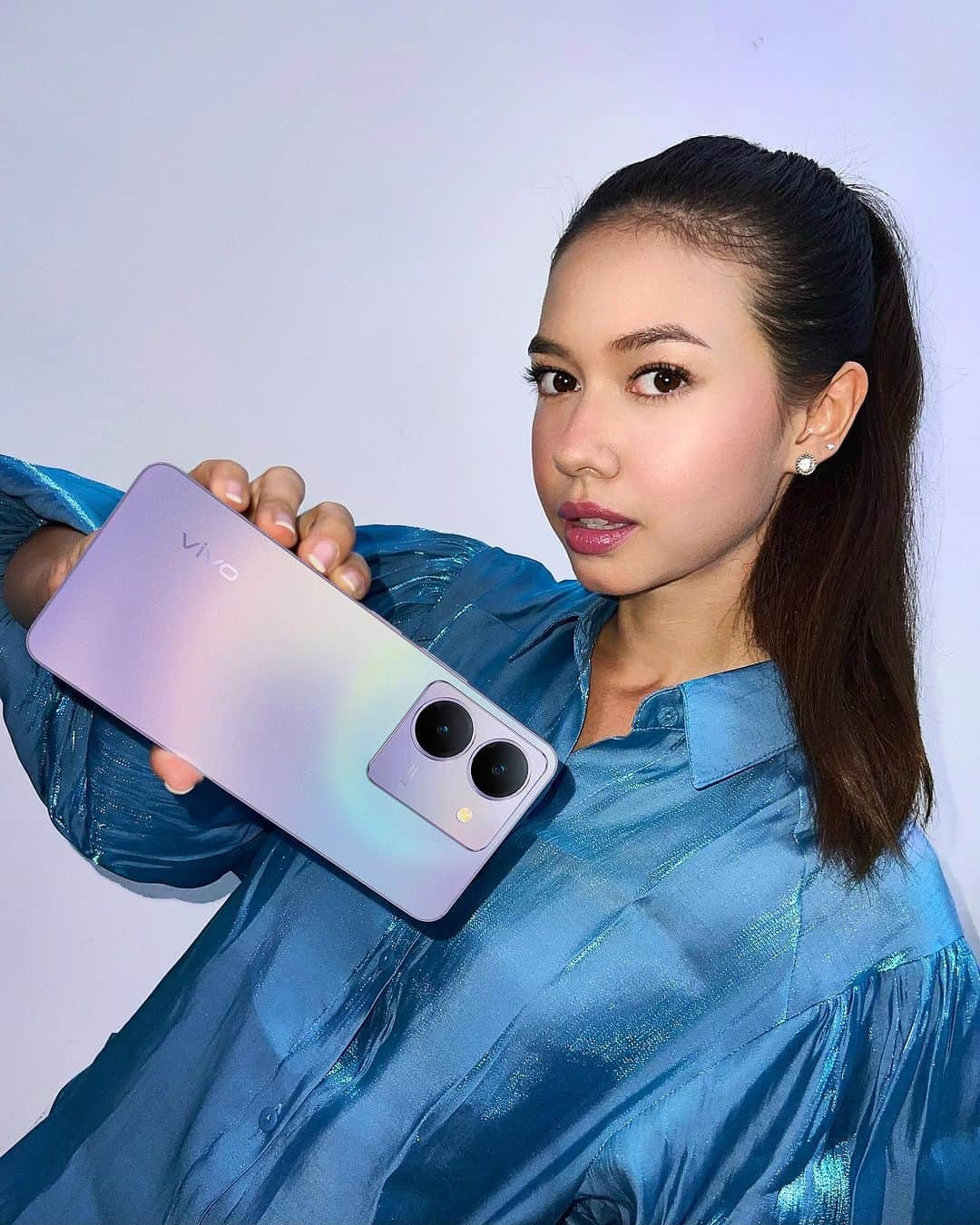 ユキ・カトウのインスタグラム：「This is the new vivo Y27 yang akan launch sebentar lagi! Dari kemarin aku bawa liburan dan aku super gak sabar untuk share my overall experience + hasil2 foto #GayaSultan aku dengan #PerformaJagoan Vivo Y27! 💙」