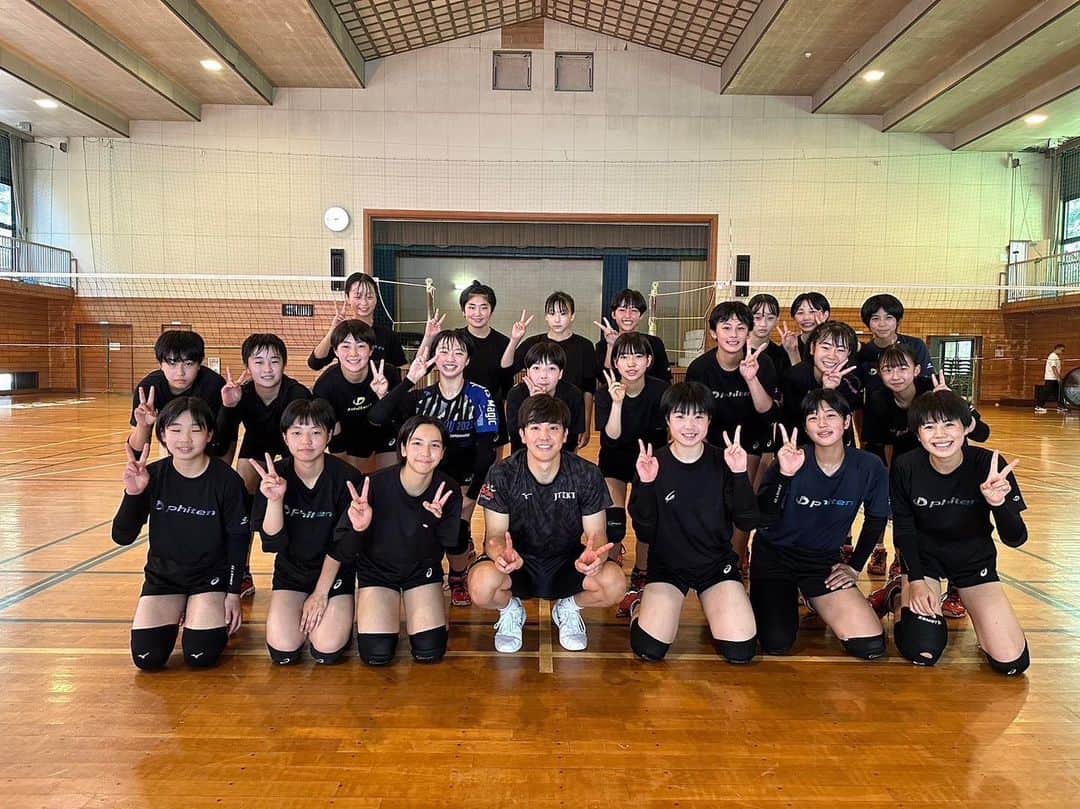 本間隆太のインスタグラム：「. 母校、神奈川県にある相模原市立相武台中学校の生徒が主体となっているクラブチームにご招待いただきまして、一緒にバレーボールしてきました。 ちなみに、男子バレー部はかなり昔に廃部になってしまいました。 しかしながら、相武台中女子バレー部は今も神奈川県で1位常連の強豪校です。 非常にレベルが高く、2年生が主体のチームということもありこれからがすごく楽しみなチームでした！ みんなありがとう😉 猛烈に暑かったけど、中学生は涼しい顔して練習してました…🫠 夏の総体、応援してるよ！！！  ※写真の掲載許可頂いております。 #相武台  #相武台中学校  #相武台チェリッシュクラブ #本間隆太」