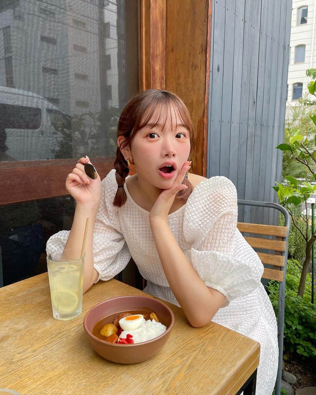 きりまるのインスタグラム：「ちょっと夜遅めの投稿 ✌🏻 まるさんとランチした日🍛♡  いっつも話が盛り上がりすぎて 2人で写真とるの忘れるんよ（笑）👨🏻‍🦲🫶🏻 しまいに湿気で髪の毛 ボサボサなった😇泣  冬より夏の方が気温は耐えられるけど おしゃれするには夏ってやっぱ大変よな〜  そのあとリシーの展示会行ったら りんこ姉さんと遭遇して 嬉しかった🍉♡ いつも優しくて美しくてだいすきな姉さん！♡  まるさん今度はゆっくり遊ぼねえ🐰♡ . .」