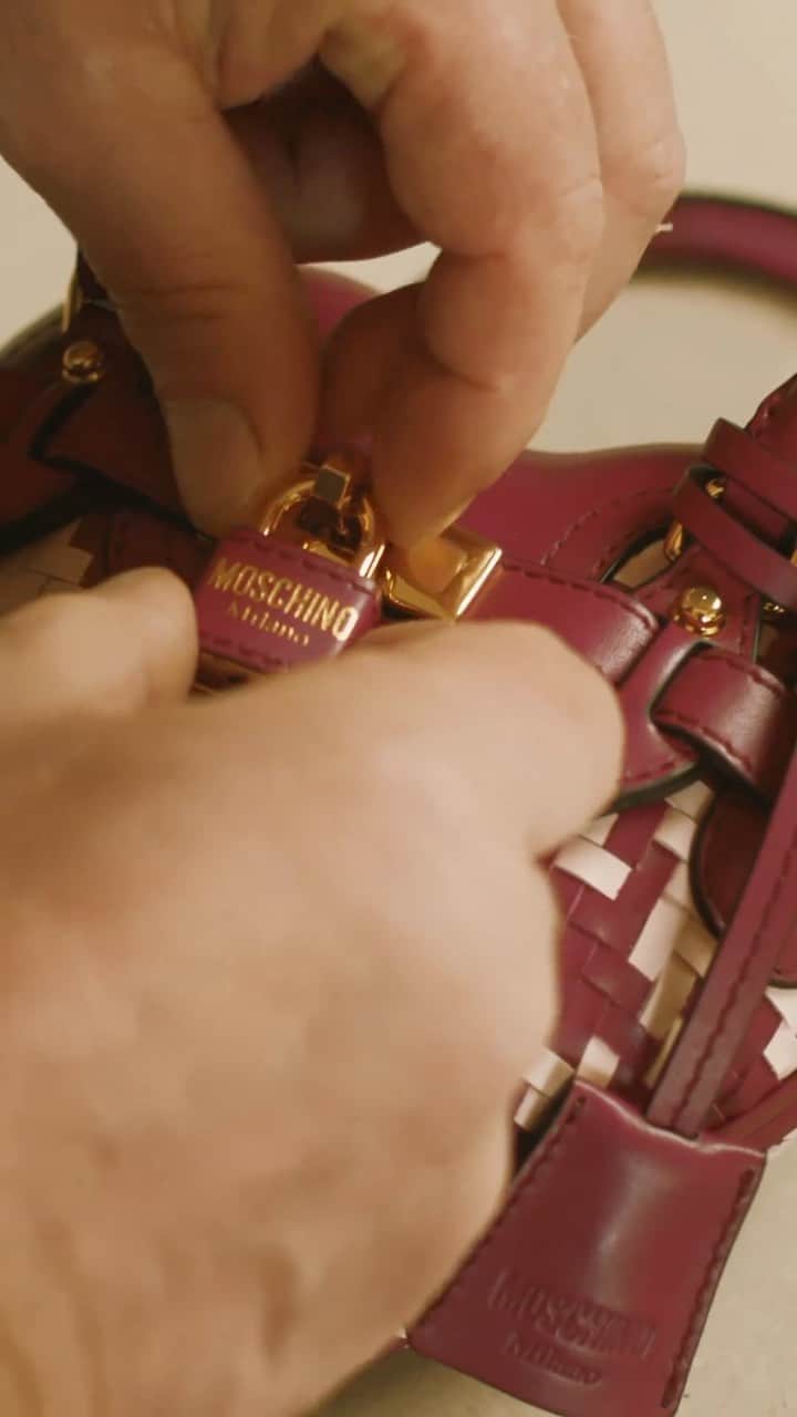 Moschinoのインスタグラム：「Moschino Heartbeat bag: a love story.   An icon endures. Take a peek behind-the-scenes at the creation of our Moschino Heartbeat bag and see how our artisans breathe life into every piece.   #Moschino #MoschinoHeartbeatBag」