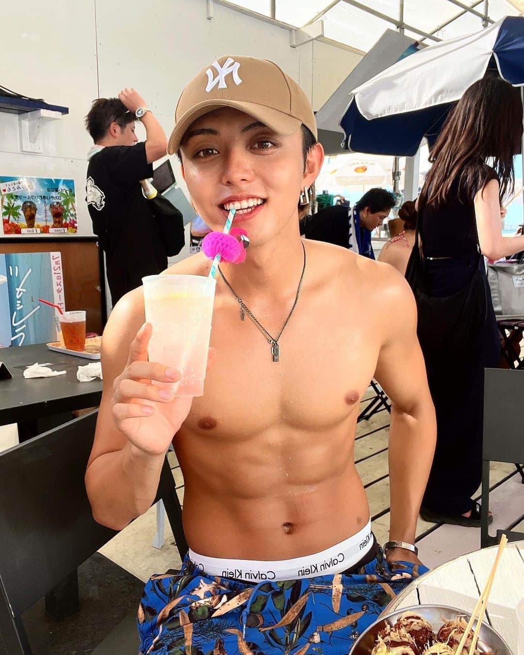 のインスタグラム：「昨日は今年初海！江ノ島！ シャッフルアイランドの新シリーズ試写会にいってきた✌️  みんなは今年の夏は海行ったりするー！？  ちなみにこれはシャッフルアイランドがやってる海の家のコラボドリンク🥤 新シリーズ見ながら夏でも味わおう😂  #シャッフルアイランド #シャッフルコラボ #海　#水着　#筋肉」