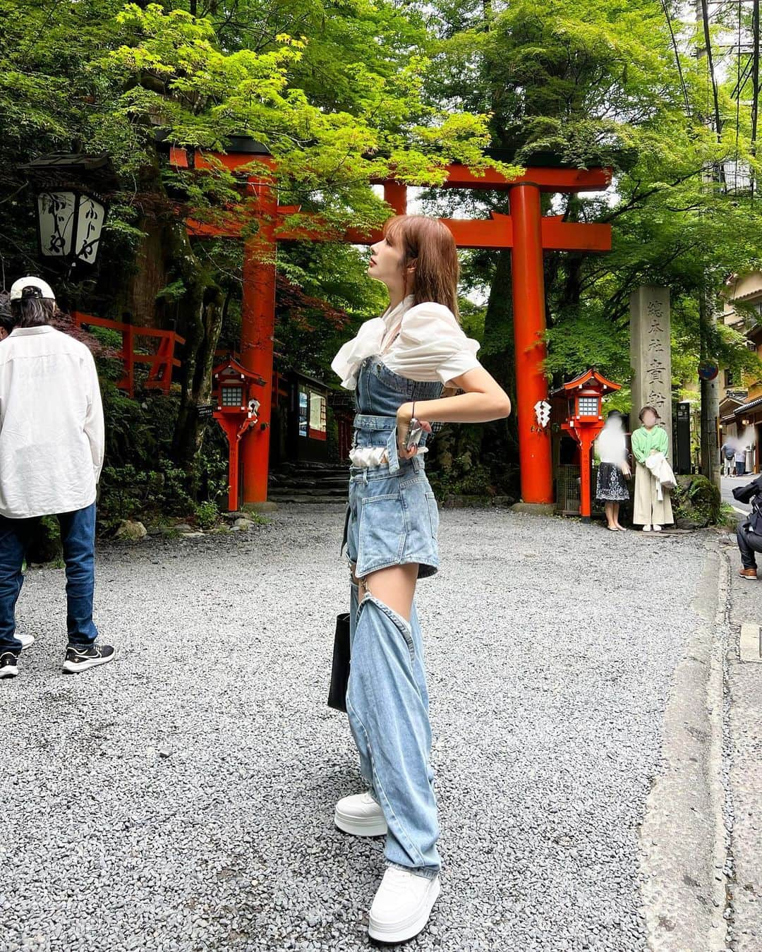 得あゆさんのインスタグラム写真 - (得あゆInstagram)「⛩️🩵🤍💙京都の思い出  大好きな場所になった🫶🏻 人も少なかったけど普段は多い？らしいw というかすごく山奥にあるので、 中々辿り着けないで有名の神社らしいです🥹⛩️🔥  #貴船神社#貴船#京都#京都観光  ・ ・ ・ ・ ・ ・ ・ ・ ・ ・ ・ ・ ・ ・ ・ ・ #貴船川床#京都神社#神社#神社巡り#水の神様#川床#京都旅行#日帰り旅行#デニム#デニムコーデ#デニムパンツ#ママライフ#関西ママ#大阪ママ#アラサー女子#アラサーコーデ#ガーリー#ガーリーコーデ#denimstyle#denim#kyoto#kyotojapan#kyototrip#kifune#夏祭り#夏休み」7月18日 22時36分 - tokuayu819