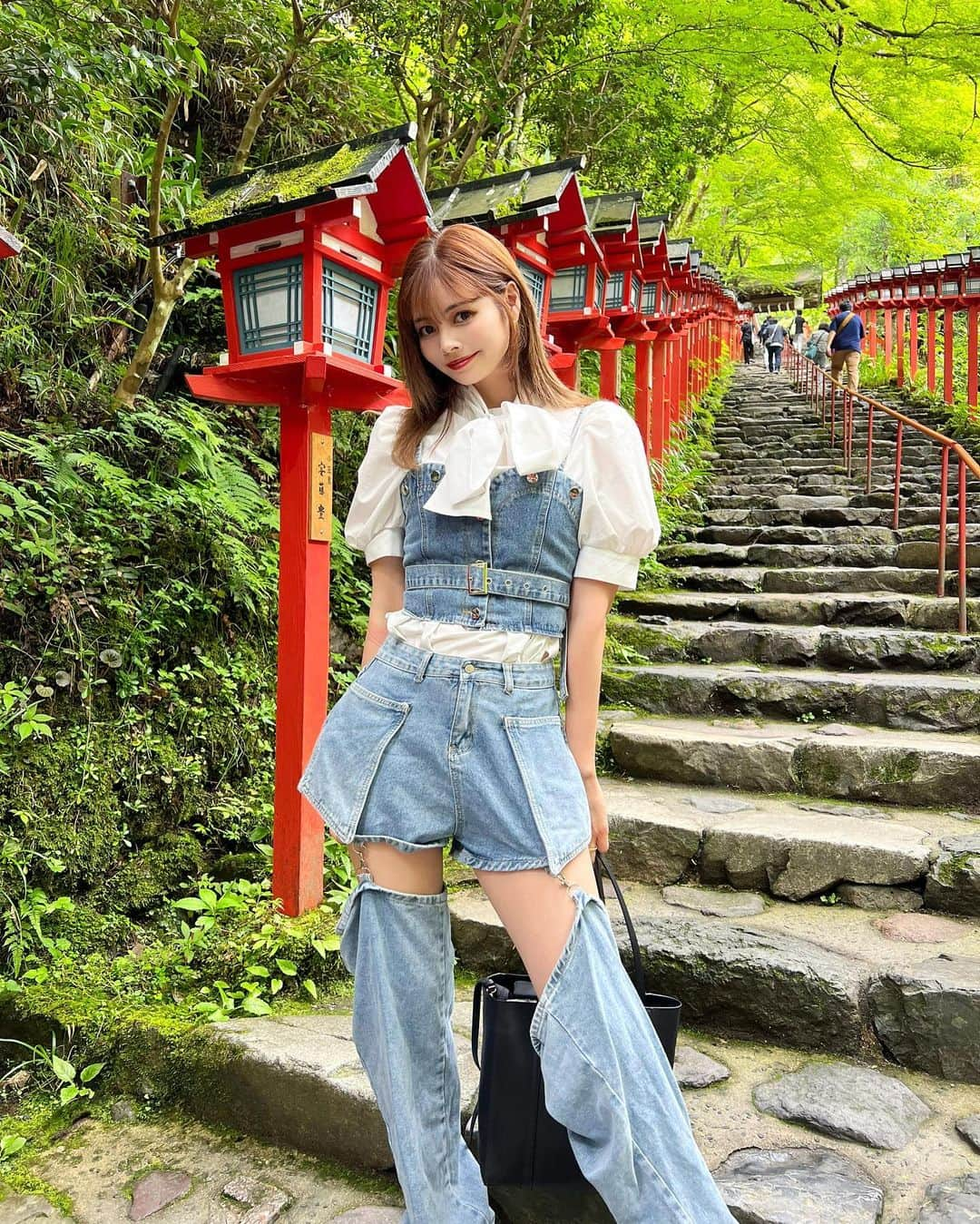 得あゆさんのインスタグラム写真 - (得あゆInstagram)「⛩️🩵🤍💙京都の思い出  大好きな場所になった🫶🏻 人も少なかったけど普段は多い？らしいw というかすごく山奥にあるので、 中々辿り着けないで有名の神社らしいです🥹⛩️🔥  #貴船神社#貴船#京都#京都観光  ・ ・ ・ ・ ・ ・ ・ ・ ・ ・ ・ ・ ・ ・ ・ ・ #貴船川床#京都神社#神社#神社巡り#水の神様#川床#京都旅行#日帰り旅行#デニム#デニムコーデ#デニムパンツ#ママライフ#関西ママ#大阪ママ#アラサー女子#アラサーコーデ#ガーリー#ガーリーコーデ#denimstyle#denim#kyoto#kyotojapan#kyototrip#kifune#夏祭り#夏休み」7月18日 22時36分 - tokuayu819