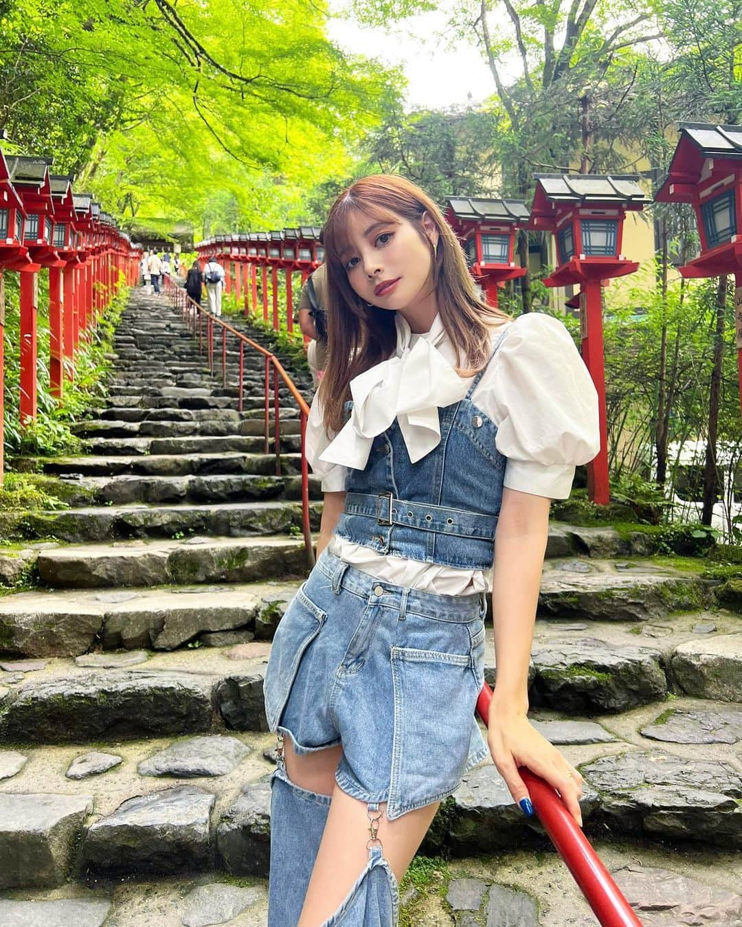 得あゆさんのインスタグラム写真 - (得あゆInstagram)「⛩️🩵🤍💙京都の思い出  大好きな場所になった🫶🏻 人も少なかったけど普段は多い？らしいw というかすごく山奥にあるので、 中々辿り着けないで有名の神社らしいです🥹⛩️🔥  #貴船神社#貴船#京都#京都観光  ・ ・ ・ ・ ・ ・ ・ ・ ・ ・ ・ ・ ・ ・ ・ ・ #貴船川床#京都神社#神社#神社巡り#水の神様#川床#京都旅行#日帰り旅行#デニム#デニムコーデ#デニムパンツ#ママライフ#関西ママ#大阪ママ#アラサー女子#アラサーコーデ#ガーリー#ガーリーコーデ#denimstyle#denim#kyoto#kyotojapan#kyototrip#kifune#夏祭り#夏休み」7月18日 22時36分 - tokuayu819