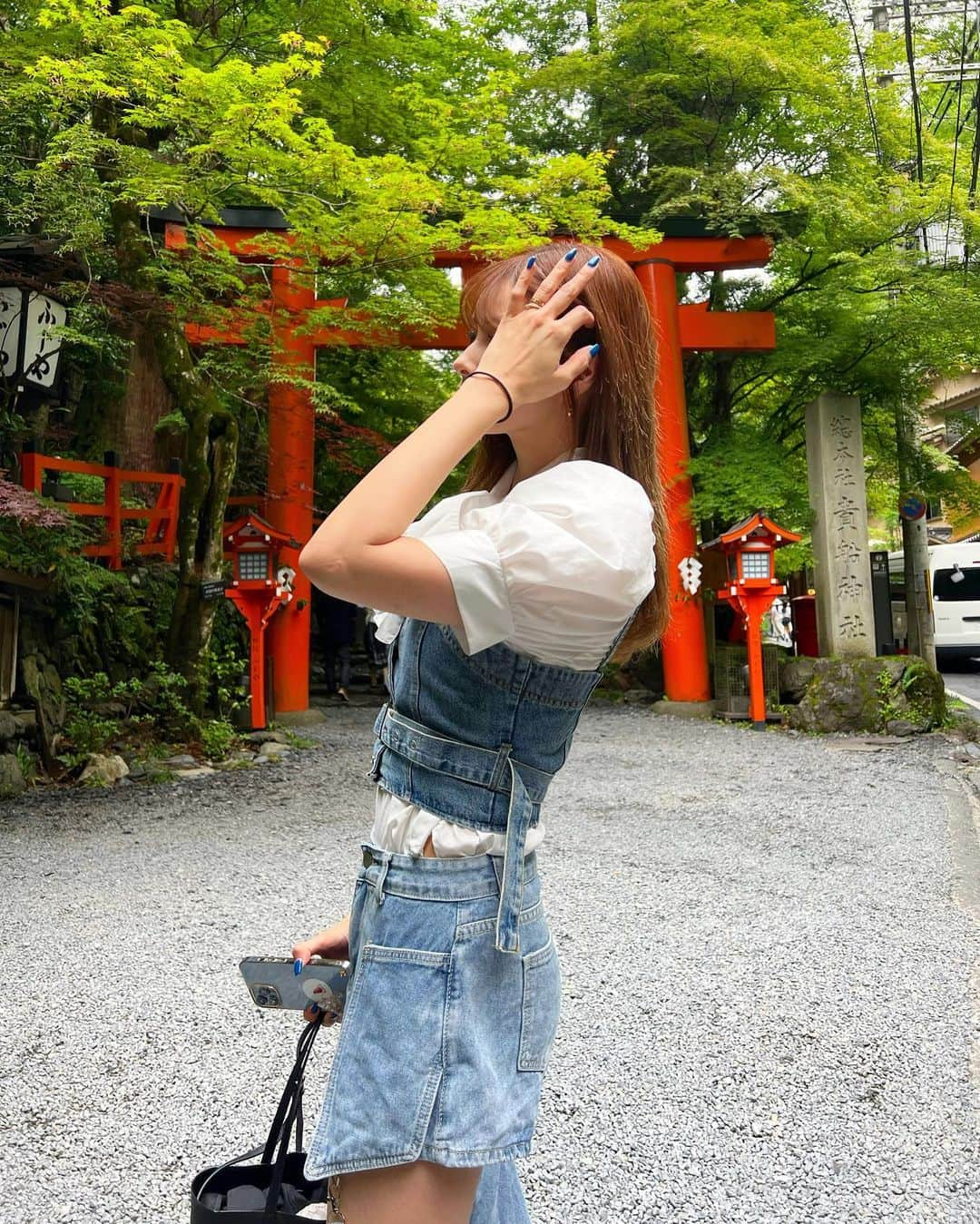 得あゆさんのインスタグラム写真 - (得あゆInstagram)「⛩️🩵🤍💙京都の思い出  大好きな場所になった🫶🏻 人も少なかったけど普段は多い？らしいw というかすごく山奥にあるので、 中々辿り着けないで有名の神社らしいです🥹⛩️🔥  #貴船神社#貴船#京都#京都観光  ・ ・ ・ ・ ・ ・ ・ ・ ・ ・ ・ ・ ・ ・ ・ ・ #貴船川床#京都神社#神社#神社巡り#水の神様#川床#京都旅行#日帰り旅行#デニム#デニムコーデ#デニムパンツ#ママライフ#関西ママ#大阪ママ#アラサー女子#アラサーコーデ#ガーリー#ガーリーコーデ#denimstyle#denim#kyoto#kyotojapan#kyototrip#kifune#夏祭り#夏休み」7月18日 22時36分 - tokuayu819