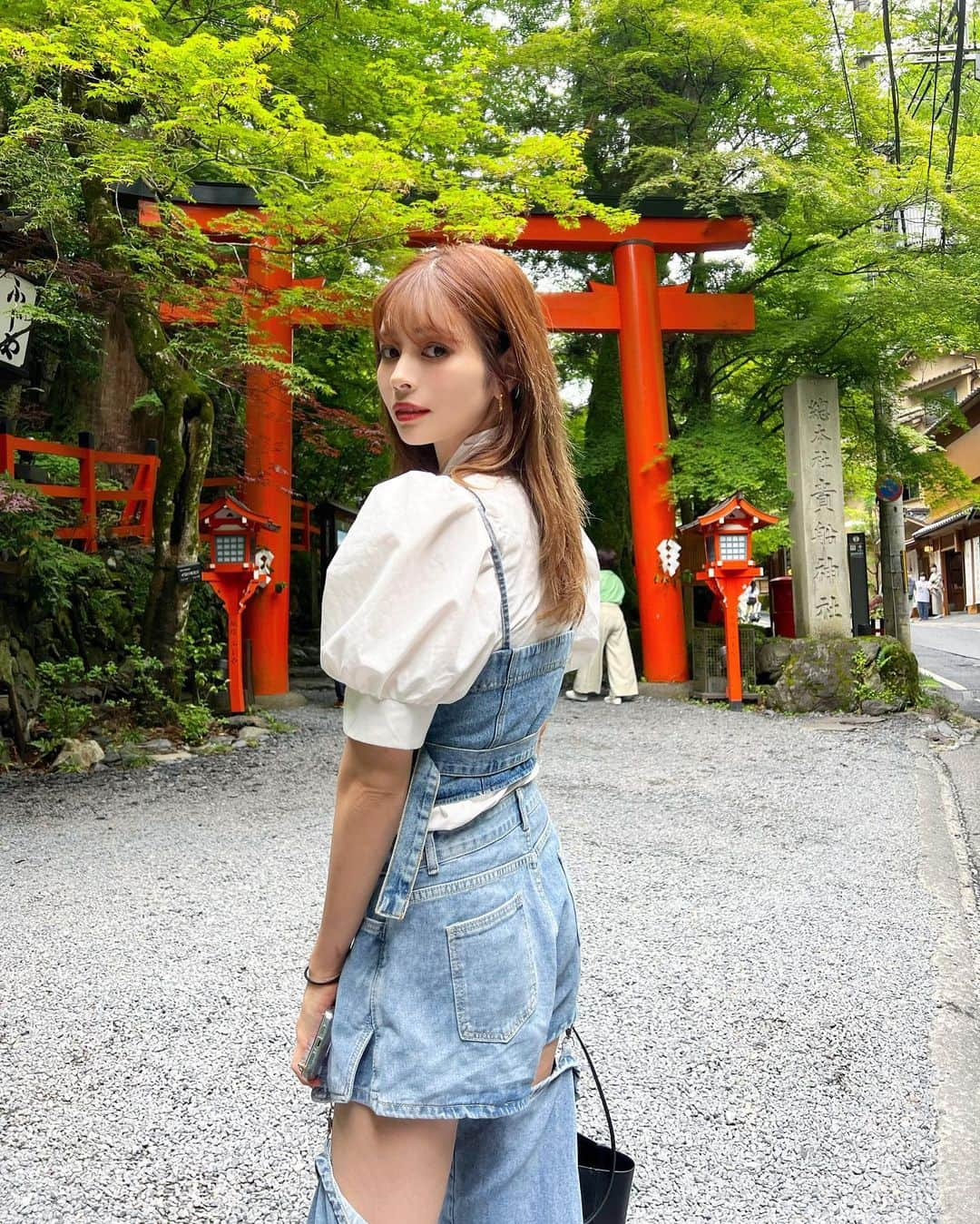 得あゆさんのインスタグラム写真 - (得あゆInstagram)「⛩️🩵🤍💙京都の思い出  大好きな場所になった🫶🏻 人も少なかったけど普段は多い？らしいw というかすごく山奥にあるので、 中々辿り着けないで有名の神社らしいです🥹⛩️🔥  #貴船神社#貴船#京都#京都観光  ・ ・ ・ ・ ・ ・ ・ ・ ・ ・ ・ ・ ・ ・ ・ ・ #貴船川床#京都神社#神社#神社巡り#水の神様#川床#京都旅行#日帰り旅行#デニム#デニムコーデ#デニムパンツ#ママライフ#関西ママ#大阪ママ#アラサー女子#アラサーコーデ#ガーリー#ガーリーコーデ#denimstyle#denim#kyoto#kyotojapan#kyototrip#kifune#夏祭り#夏休み」7月18日 22時36分 - tokuayu819