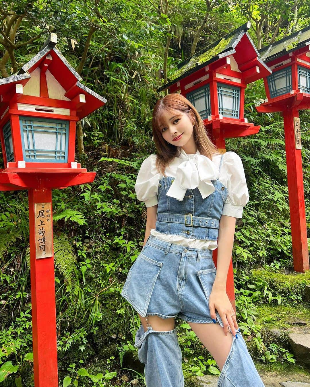 得あゆのインスタグラム：「⛩️🩵🤍💙京都の思い出  大好きな場所になった🫶🏻 人も少なかったけど普段は多い？らしいw というかすごく山奥にあるので、 中々辿り着けないで有名の神社らしいです🥹⛩️🔥  #貴船神社#貴船#京都#京都観光  ・ ・ ・ ・ ・ ・ ・ ・ ・ ・ ・ ・ ・ ・ ・ ・ #貴船川床#京都神社#神社#神社巡り#水の神様#川床#京都旅行#日帰り旅行#デニム#デニムコーデ#デニムパンツ#ママライフ#関西ママ#大阪ママ#アラサー女子#アラサーコーデ#ガーリー#ガーリーコーデ#denimstyle#denim#kyoto#kyotojapan#kyototrip#kifune#夏祭り#夏休み」