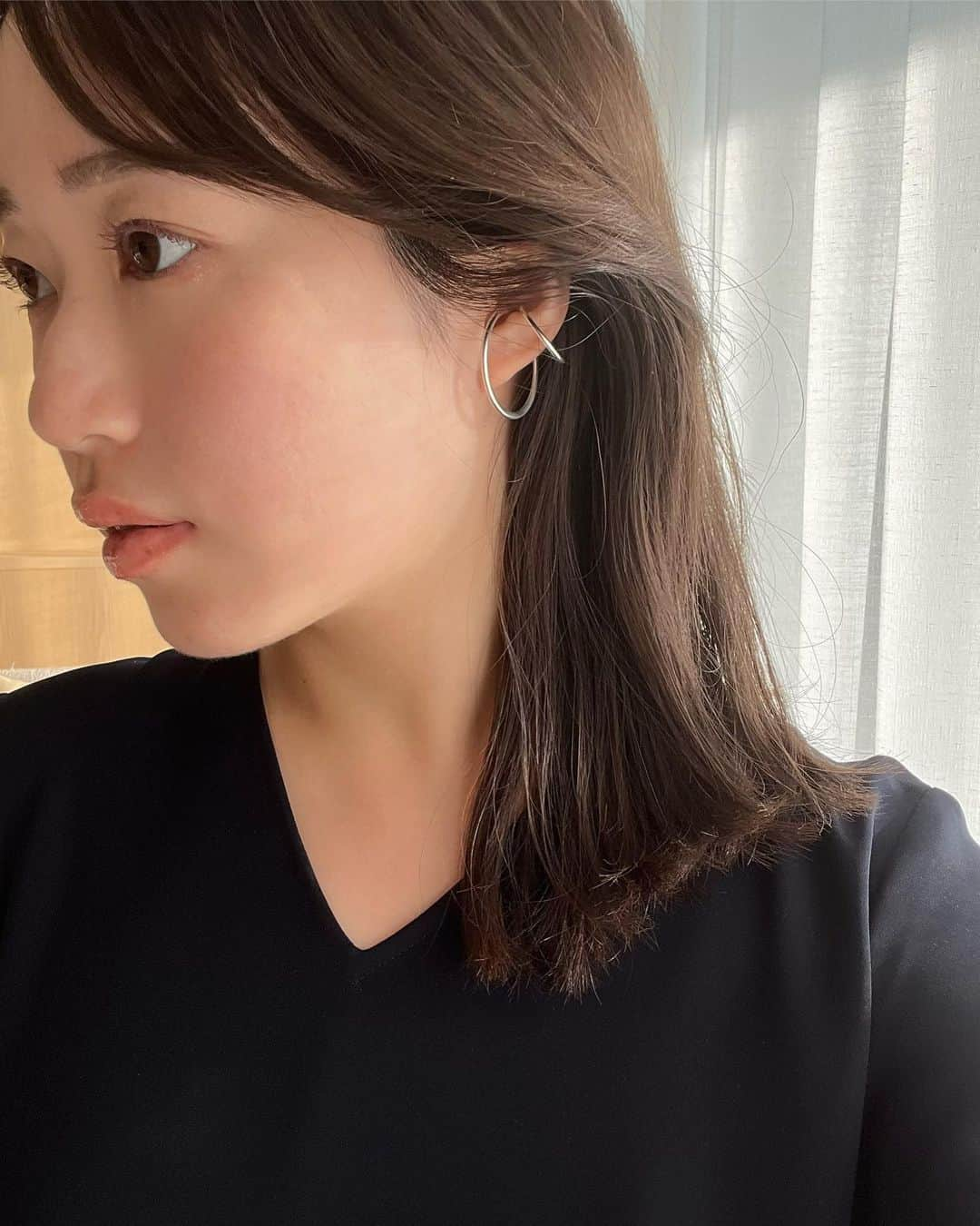 里口風子さんのインスタグラム写真 - (里口風子Instagram)「収集癖発揮してるフープのイヤーカフ。痛くならないし、イヤリングより落ちない。ピアスホールあいてない&耳たぶ薄い勢の味方。  カフ多めのおすすめブランド教えてほしいです！  #イヤーカフ #リングカフ #etebijoux #ete #stellarhollywood」7月19日 18時00分 - fuuu_ko0716