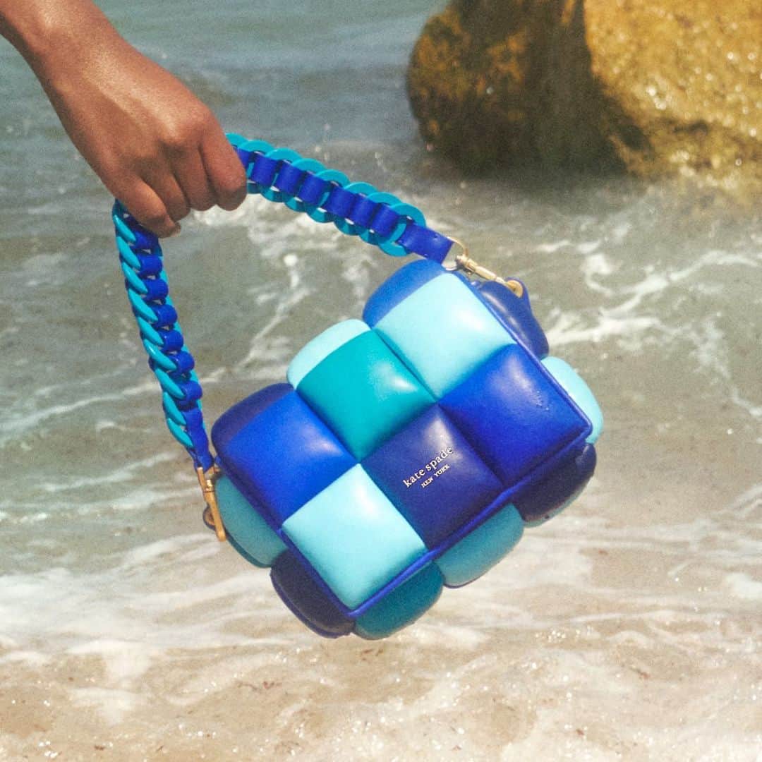 ケイト・スペードのインスタグラム：「Boxxy’s back. It’s the bag that thinks outside the boxx. #katespadeny」