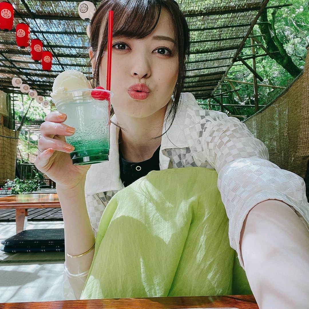 矢島舞美のインスタグラム：「. 本日も暑かった💦😵ってことで、またまた涼しい1枚☝️ . 今日も舞台『いいね！光源氏くん』のお稽古でした！✨ 稽古場で短歌を詠みまくっている、光くんと中ちゃんに影響されて...😁 ここで一首✨ . 蝉の声　汗がしたたる　喉元に　パチパチ弾ける　メロンソーダ🍈 . 季語とか決まりとかはよく分からないけど🙃...みんなならどんな短歌を詠む〜？☺️ . . #矢島舞美#舞台#いいね光源氏くん#メロンソーダ#クリームソーダ#お稽古」