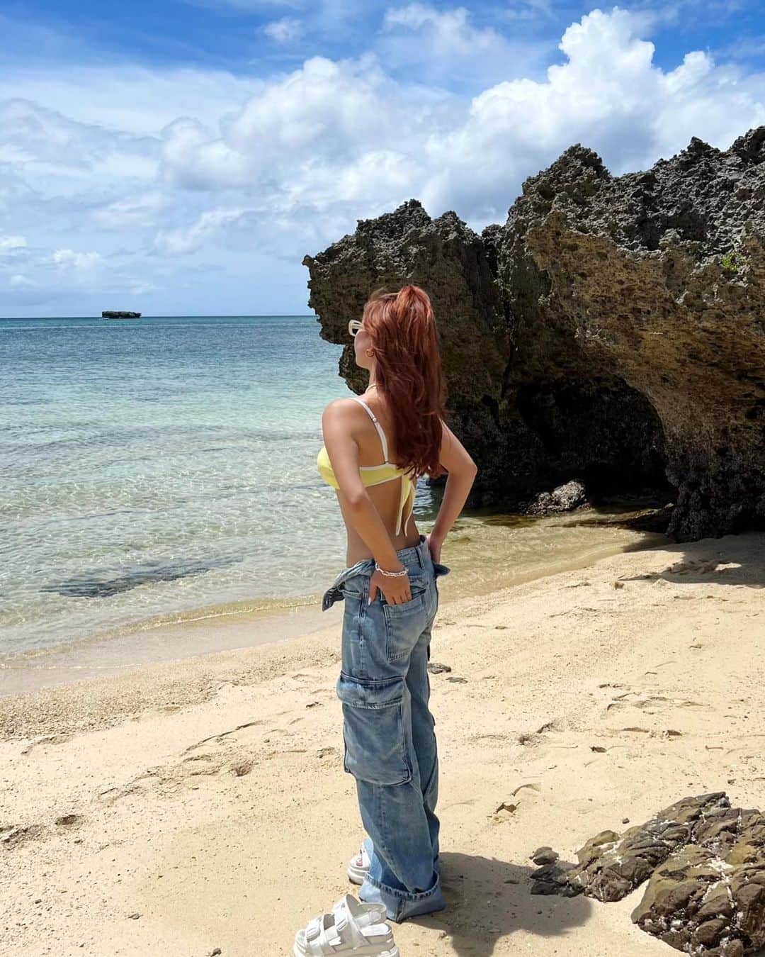 ヒロタナギサのインスタグラム：「_  だれか日本を 水着×デニムを私服化してもいい国に してくれないですか🤷🏼‍♀️🇯🇵👙笑  沖縄はなぞに海外気分になるから 水着でご飯とか食べに行っても平気🤷🏼‍♀️笑  #nagisatrip  #沖縄 #沖縄旅行 #万座ビーチ」