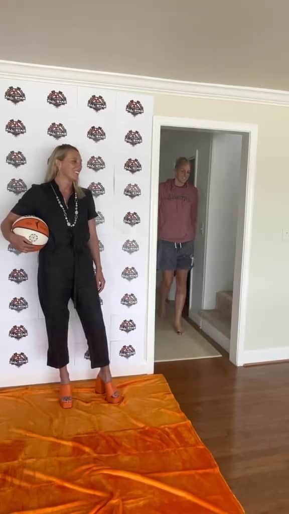 エレーナ・デレ・ダンのインスタグラム：「Came home to a surprise #wnbaallstar 😂😂 Thanks for stopping by @sportsiren and @wnbacommish」