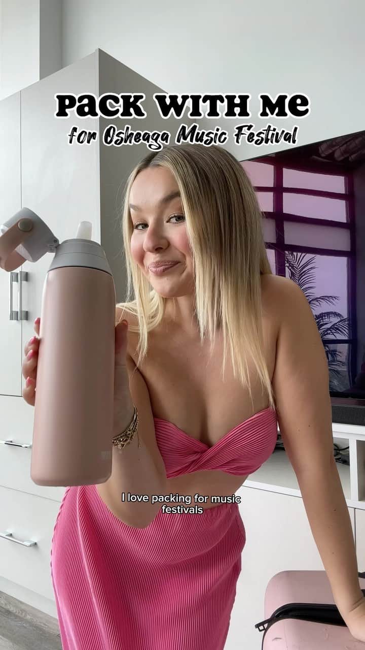 トーリ・ウェブスターのインスタグラム：「Pack with me for Osheaga Music Festival with @brita.canada ✈️🧳🎧💘  From cute festival styles and accessories, the one thing I never skip when packing is my Brita water bottle for on-the-go hydration! Brita is the official filtered water supplier at Osheaga 2023 and will be providing great-tasting, filtered water for all festival-goers! I can’t wait to dance the night away in Montreal, all while staying hydrated with Brita at Osheaga!! 💦😉  #BritaSummerHydration #TasteOverEverything #OsheagaMusicFestival #festivalfashion #festival #festivaloutfit #festivaloutfit #outfits #festivalseason #festivalstyle #summerstyle #styleinspiration #ad」