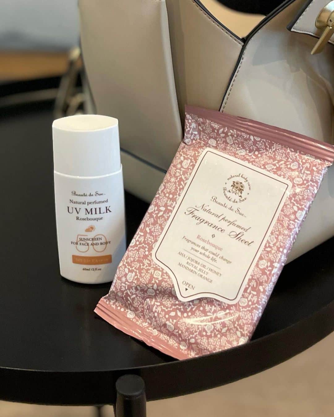 yoka1124さんのインスタグラム写真 - (yoka1124Instagram)「☆ 𝕓𝕖𝕒𝕦𝕥𝕪 ☆  . ボーテデュサエ @beaute_de_sae様の公式アンバサダーに就任致しました  ナチュラルな成分で気になっていたブランドさん 今回はこの二つをお試しさせて頂きました  UVミルク (ローズブーケ） 2,800 PJ /60ml 植物由来の保湿成分を贅沢配合 ベタつかずにしっとり保湿もしてくれる優秀アイテム お肌がトーンアップして綺麗に見える ローズブーケの香りも癒されます ・SPF50 PA ++++ ・ウォータープルーフ ・紫外線吸収剤不使用、ノンケミカル処方  フレグランスシート 600円 汗を拭きながら角質ケアまで出来ちゃうフレグランスシート 大判サイズで全身使えてコスパ良し この時期の必需品！ ・AHA 成分がお肌の古い角質を取り除き、ツルツル美肌に ・ホホバオイル、スクワラン、ハチミツなどの保湿成分配合 ・マンダリン、ベルガモット、シダーウッドの天然精油配合  アンバサダークーポン☞BSAM03 2023年7月1日から9月末まで オンラインショップにて税込2,000円以上購入で１０％OFF 是非、お使いください  . . #beautedesae #ボーテデュサエ」7月19日 8時18分 - yoka1124