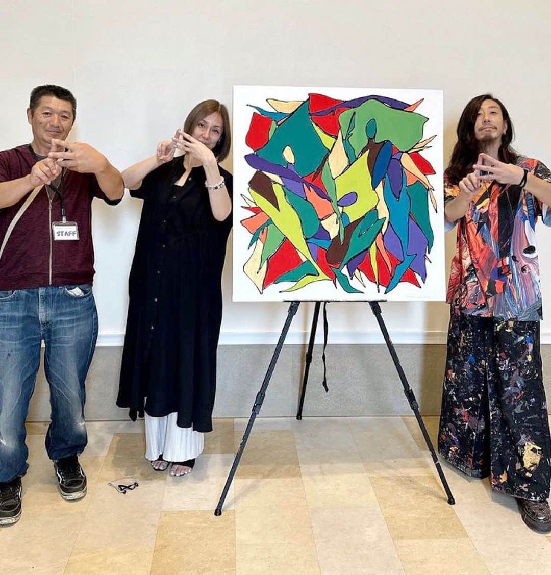 冨永ボンドのインスタグラム：「佐賀に戻りました！  北海道の帯広でも  『TikTok見てきました！』 『Instagram見てきました！』  って沢山の方にご来場頂けて、ボンドアート創作ワークショップで作品を作って頂けて、沢山のグッズもご購入頂けて、大変嬉しかったです。誠にありがとうございました！  もっともっと、日本全国色んな所に行って、作家活動にかける想いや、自由に楽しんで絵を描く作業の大切さをお伝えしていきます。今後も、動画投稿とライブ配信今後も頑張りますので引き続きよろしくお願い致します！  皆様にとって少しでも日々の学びや笑いにつながりますように。  （画像は、心優しい主催者の及川様ご夫妻と）  帯広のじゃがバターと豚丼美味かったぁ.....🐷🥔✨  さて、  次回の催事は、  7/26〜8/1まで、大阪のうめだ阪急百貨店に行きます！詳細はポスター画像（2枚目と3枚目）をご覧ください。大阪でもワークショップやりますよ！  皆様よろしくお願い致します！  No failure in Art. 冨永ボンド  ____________________________________ #アート #画家 #現代アート #コンテンポラリー #絵描きさんと繋がりたい #絵描き #ライブペイント #ボンドアート #ボンド #木工用ボンド #接着剤 #美術 #芸術家 #芸術 #マチエール #フォローミー #抽象画 #ペインティング #ペイント #アートセラピー #アーティスト #カラフル #色彩 #絵画 #作品 #コニシ株式会社 #富永ボンド #アクリル #絵 #冨永ボンド」