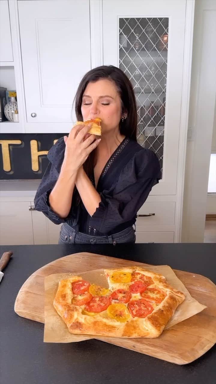 ティファニー・ティーセンのインスタグラム：「Tart. Flatbread. Pizza…adjacent. My love for tomatoes runs deep, but this recipe is great for any leftover veggies you might have lurking in your fridge. #HereWeGoAgain」