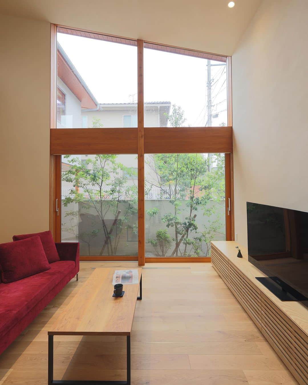 安成工務店さんのインスタグラム写真 - (安成工務店Instagram)「勾配天井のリビング、そこに掛かるアイアンの階段はアクセントになり、オシャレで開放的な空間を演出。 LDKから大開口の窓越しに庭の植栽を楽しむことができ、スギの床材と木製サッシが明るさの中に落ち着きを与えてくれます。  more photos…@yasunari_komuten  ...............  💡暮らしの中の“ちょっといいな”を集めました @yasunari_life  💡安成工務店がご提案する家具ショップ @ecoshop_com  ...............  #安成工務店 #yasunari #工務店 #注文住宅 #住宅 #木の家 #木造 #一戸建て #新築 #マイホーム #省エネ住宅 #エネルギー自給 #自然素材 #OMソーラー #家 #無垢材 #山口県 #福岡県 #季節を楽しむ #津江杉 #珪藻土 #輪掛乾燥材 #家造り #和モダン #カッコイイ家 #家づくり記録 #リビング #アイアン階段」7月19日 8時20分 - yasunari_komuten