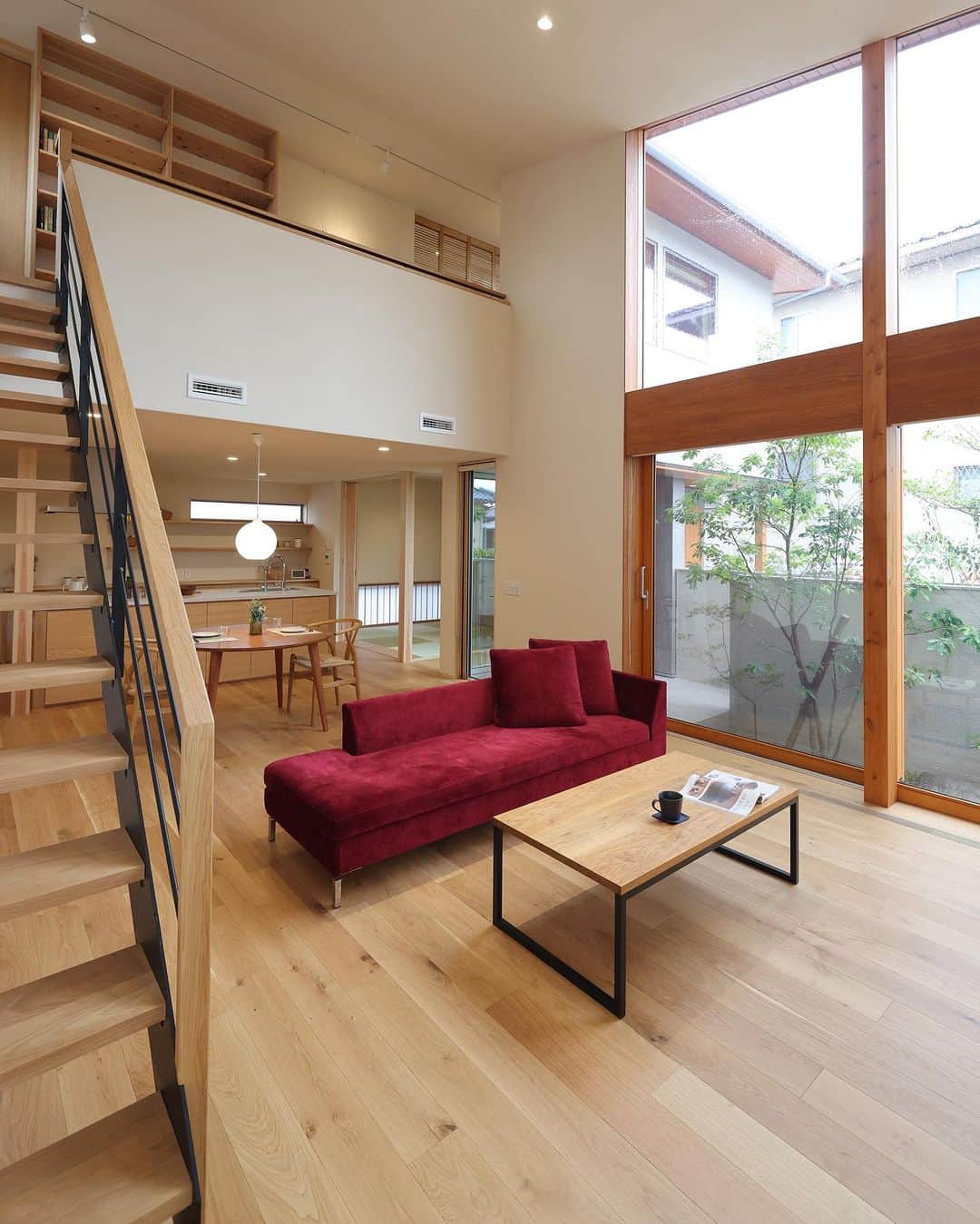安成工務店さんのインスタグラム写真 - (安成工務店Instagram)「勾配天井のリビング、そこに掛かるアイアンの階段はアクセントになり、オシャレで開放的な空間を演出。 LDKから大開口の窓越しに庭の植栽を楽しむことができ、スギの床材と木製サッシが明るさの中に落ち着きを与えてくれます。  more photos…@yasunari_komuten  ...............  💡暮らしの中の“ちょっといいな”を集めました @yasunari_life  💡安成工務店がご提案する家具ショップ @ecoshop_com  ...............  #安成工務店 #yasunari #工務店 #注文住宅 #住宅 #木の家 #木造 #一戸建て #新築 #マイホーム #省エネ住宅 #エネルギー自給 #自然素材 #OMソーラー #家 #無垢材 #山口県 #福岡県 #季節を楽しむ #津江杉 #珪藻土 #輪掛乾燥材 #家造り #和モダン #カッコイイ家 #家づくり記録 #リビング #アイアン階段」7月19日 8時20分 - yasunari_komuten