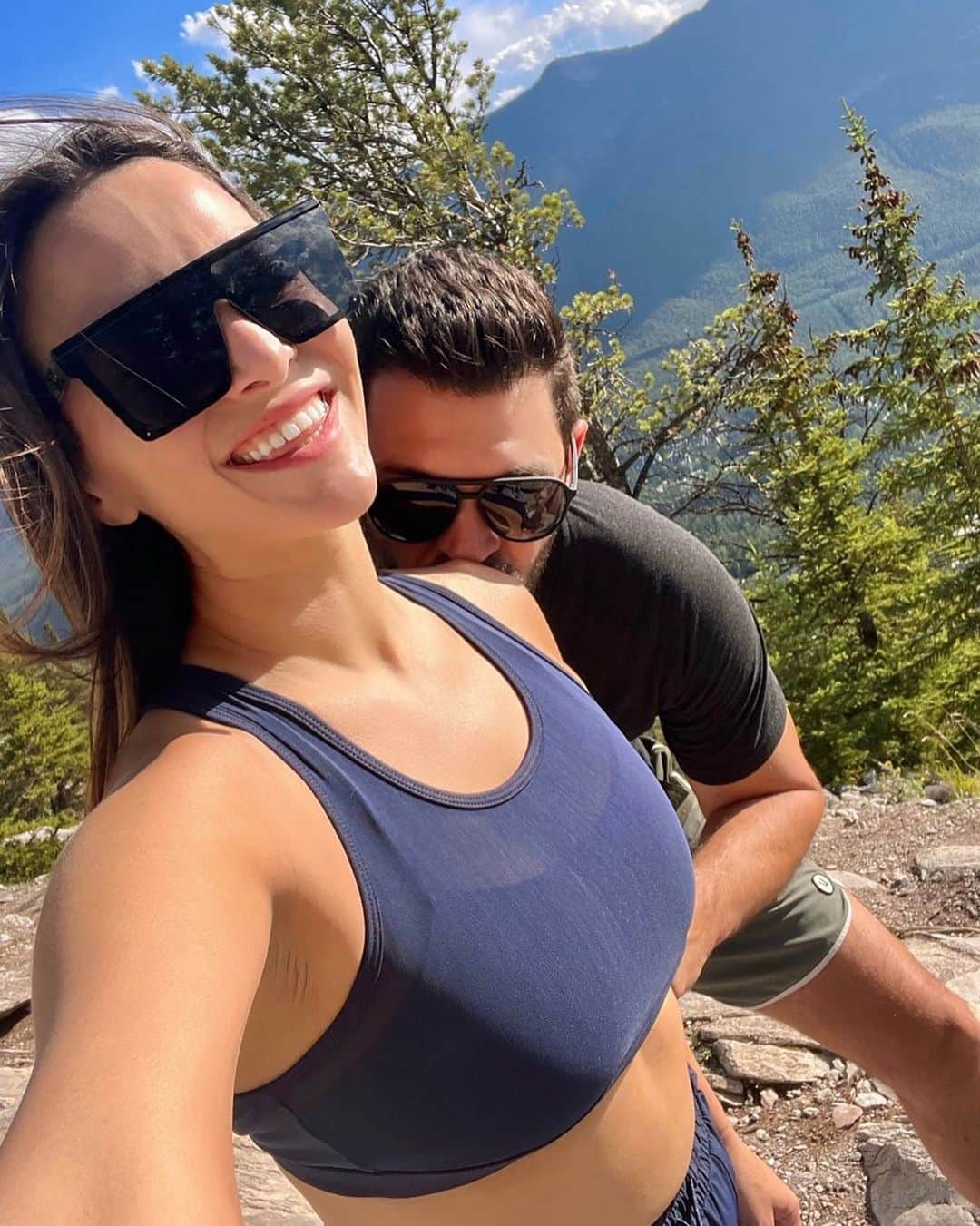 アンディ・ドーフマンのインスタグラム：「Nothing better than hikes with the hubs in the most beautiful place ever! ( + the perfect @fabletics fit ✨) #fableticsambassador #banff」