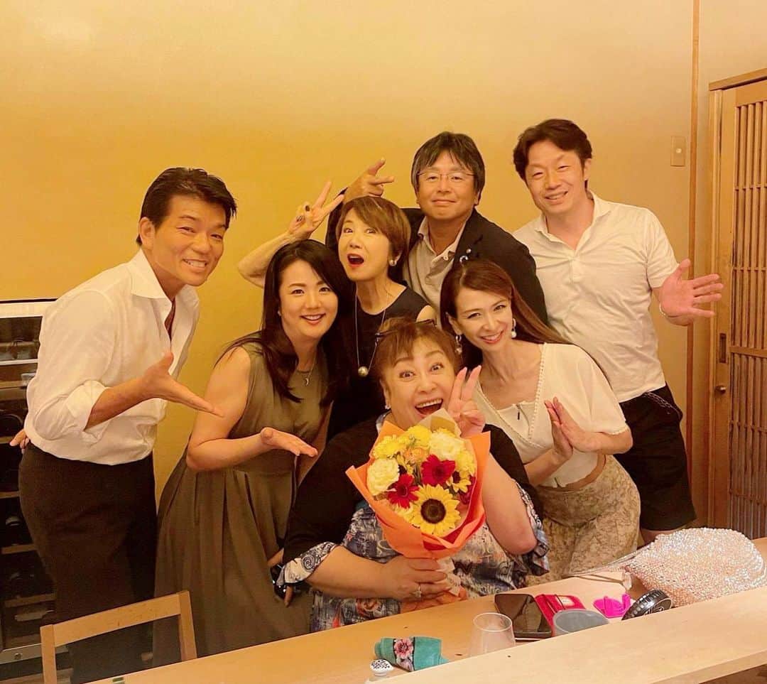 奈美悦子のインスタグラム：「白金「やきとり陽火」 新生陽火になって初めて伺いました。楽しいお友達との美味しい時間！ご一緒させて頂きました皆さまありがとうございました😊#焼き鳥 #やきとり #仲良し #友達 #美味しかった #楽しい #楽しい時間 #白金 #陽火 #ありがとう」
