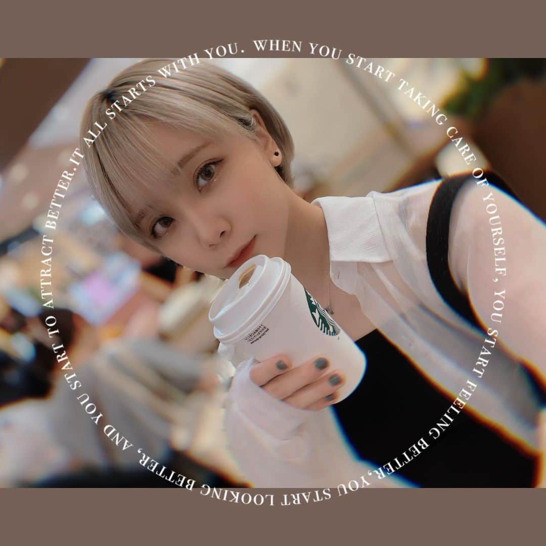 西沢幸奏のインスタグラム：「おは☕️☁️ ついつい、コーヒーを飲んでしまう そんな性分です。。 飲み過ぎには気をつけよう〜、、  #exina #shienanishizawa #coffee #gmorning #starbucks #singer #西沢幸奏　#コーヒー #スタバ」