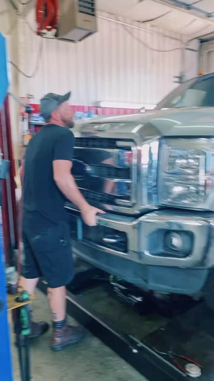Truck Hubのインスタグラム：「I know what’s wrong with it, ain’t got no struts in it 😂 (Clip from bustinknucks via TT) -  #truck #duramax #diesel #powerstroke #redneck #trucking #cummins #dodge #ram #ford #car」