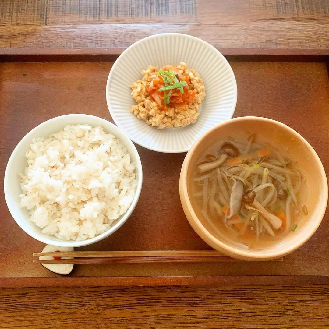 金子あきこさんのインスタグラム写真 - (金子あきこInstagram)「#朝ごはん #麦ご飯 #納豆キムチ #もやしの味噌汁 ・ ・ ・ 朝ごはんをしっかり食べて、 暑さに負けない身体に！  先日リブレ付けて血糖値測ってました。 すぐにごはんをガッツクと血糖値爆上がりしますw 味噌汁の野菜→納豆→麦ご飯  ごはんに押し麦を入れると、食物繊維の働きにより、血糖値が緩やかに上昇しやすくなります。  早食いはNG🙅‍♀️ よく噛んで食べましょう。 ・ ・ ・ #腸活#血糖値#糖尿病予備軍#血糖値スパイク#血糖値を知る#発酵食品#乳酸菌#メタボ#痩せる#ダイエット#くびれ#咀嚼#サイズダウン#熱中症対策 #朝食#味噌汁#押し麦#リブレ#管理栄養士#船橋#レッスン」7月19日 8時58分 - akiko.7878