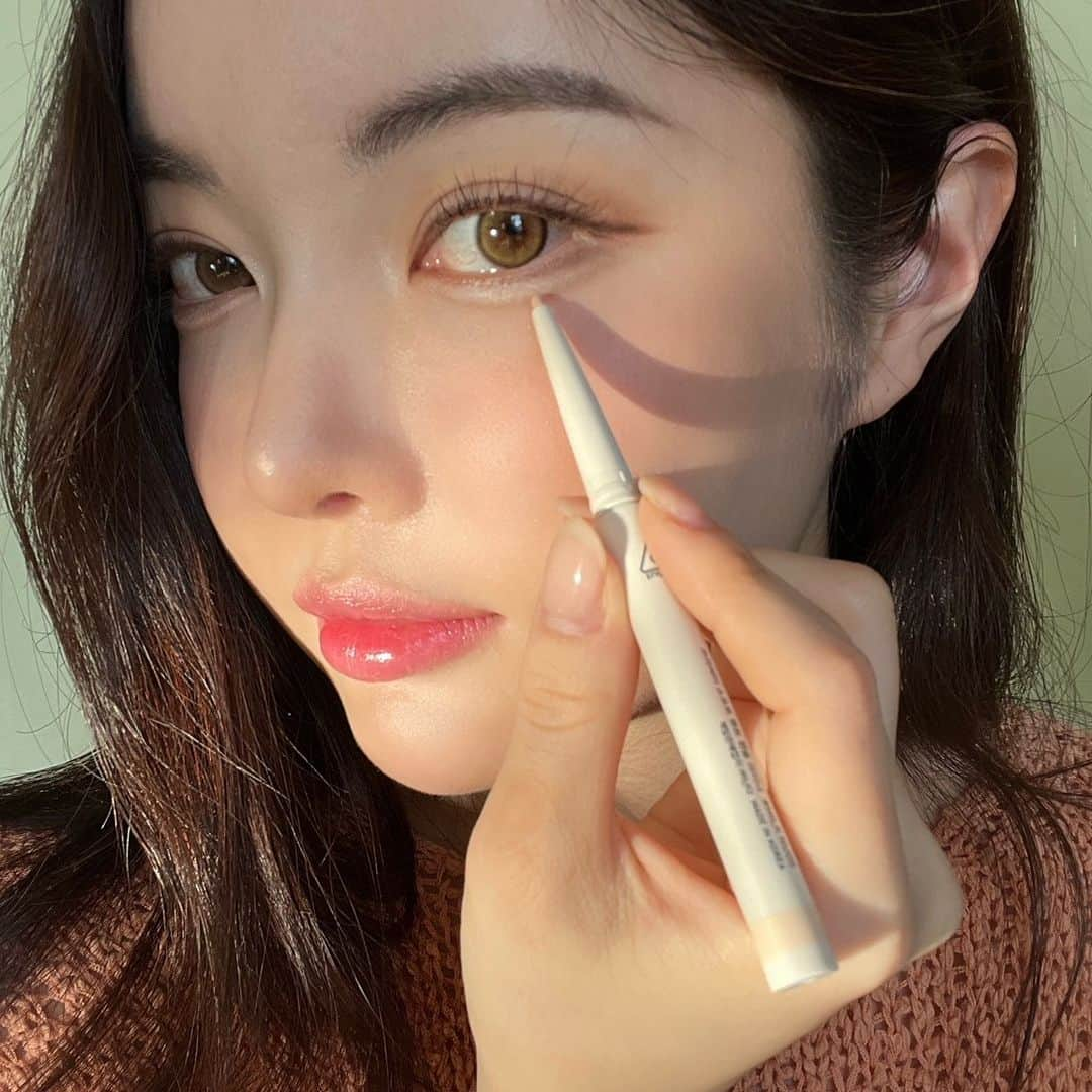 Official STYLENANDAさんのインスタグラム写真 - (Official STYLENANDAInstagram)「NEW LAUNCH! 3CE SOFT MUTE PENCIL LINER   오묘한 뮤트 색감의 라이너로 요정같이 예쁜 눈매 완성 💯 뛰어난 지속력으로 시간이 지나도 번짐이 적고 예쁨이 쭉 유지됩니다 💗  #3CE #3CESTYLENANDA #3CELINER #EYELINER #3CESOFTMUTEPENCILLINER #motd #애교라이너 #애교살음영 #트임메이크업」7月19日 9時00分 - houseof3ce