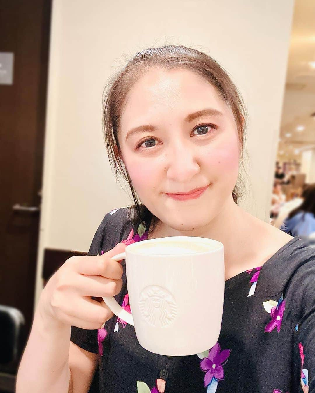 大越かず江のインスタグラム：「✨☕STARBUCKS COFFEE☕✨  暑い日でも やっぱりホットコーヒーが好き☕️🍃 スタバのラテはアーモンドミルク、オーツミルクなども選べる🤍･:* (⸝⸝⸝>⌄<⸝⸝⸝).: 🥨 その日の気分に合わせてチョイス出来るのが嬉しいなぁ🥹✌️  幸せいっぱいな時ばかりじゃない 落ち込む日があってこそ 更に幸せを幸せと感じられる(*˘︶˘*).｡.:*♡ 落ち込む日はめいいっぱい落ち込んで 底まで辿り着いたら また這い上がって行けばいい(*´ ³ `)ﾉ🌱  今日もFIGHT🔥 みんなFIGHT(*•̀ㅂ•́)و✧🔥  応援してるよ🫶  ✨✨✨✨✨✨✨✨✨✨✨✨✨✨✨✨  ✨☕STARBUCKS COFFEE☕✨  Even on hot days, I still like hot coffee☕️🍃 For Starbucks latte, you can choose almond milk, oat milk, etc. 🤍･:* (⸝⸝⸝>⌄<⸝⸝⸝).: 🥨 I'm happy to be able to choose according to the mood of the day🥹✌️  It's not all about happy times It's only when I have days when I'm depressed that I can feel even happier (*˘︶˘*).｡.:*♡ On days when you're depressed, you'll be depressed to the fullest, and when you reach the bottom, you can crawl back up again (*´ ³ `)ﾉ🌱  FIGHT today as well🔥 Everyone FIGHT(* ̀ㅂ ́)و✧🔥  I'm rooting for you🫶  ✨✨✨✨✨✨✨✨✨✨✨✨✨✨✨✨ @starbucks_j    #スタバ  #コーヒー好きな人と繋がりたい  #甘いもの好きな人と繋がりたい  #starbuckscoffee #美  #生きる意味 #sexy #セクシー系 #ジム女子 #美肌ケア #写真好きな人と繋がりたい #女優好きな人と繋がりたい #美意識人と繋がりたい #幸福 #happy #東京 #tokyo #日本 #japan  #美魔女モデル #actress  #資格マニア  #スマイル #笑顔 #followforfollowback #ポートレート女子 #loveyou #仲間募集  #空が好きな人と繋がりたい」