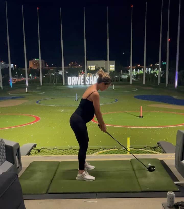 ジェイ・マリー・グリーンのインスタグラム：「SURPRISE!! Swinging into the 3rd trimester… 🙈🥰 Baby girl coming in October 💗💗」